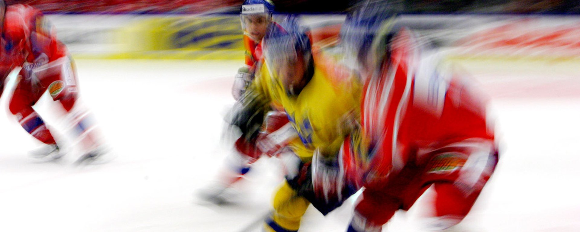 Tre hockeyspelare i närkamp