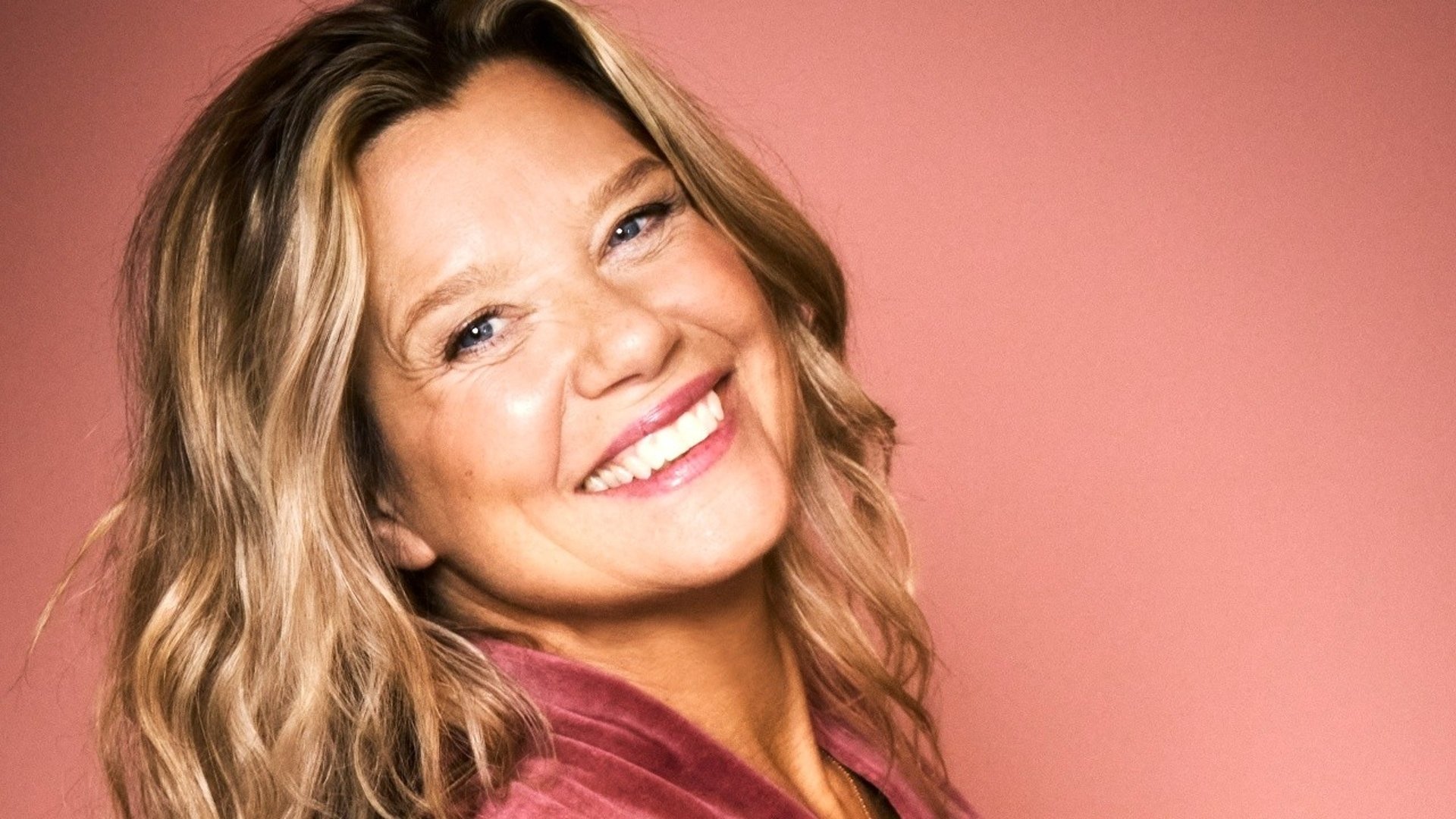 En leende Emma Hamberg, medelålders författare