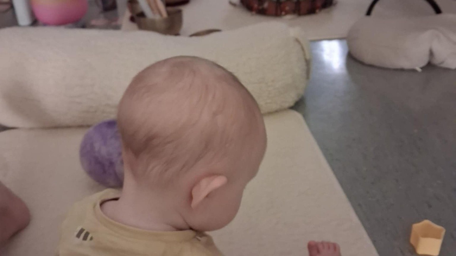 Yogalokal i bakgrunden. Bebis i förgrunden.