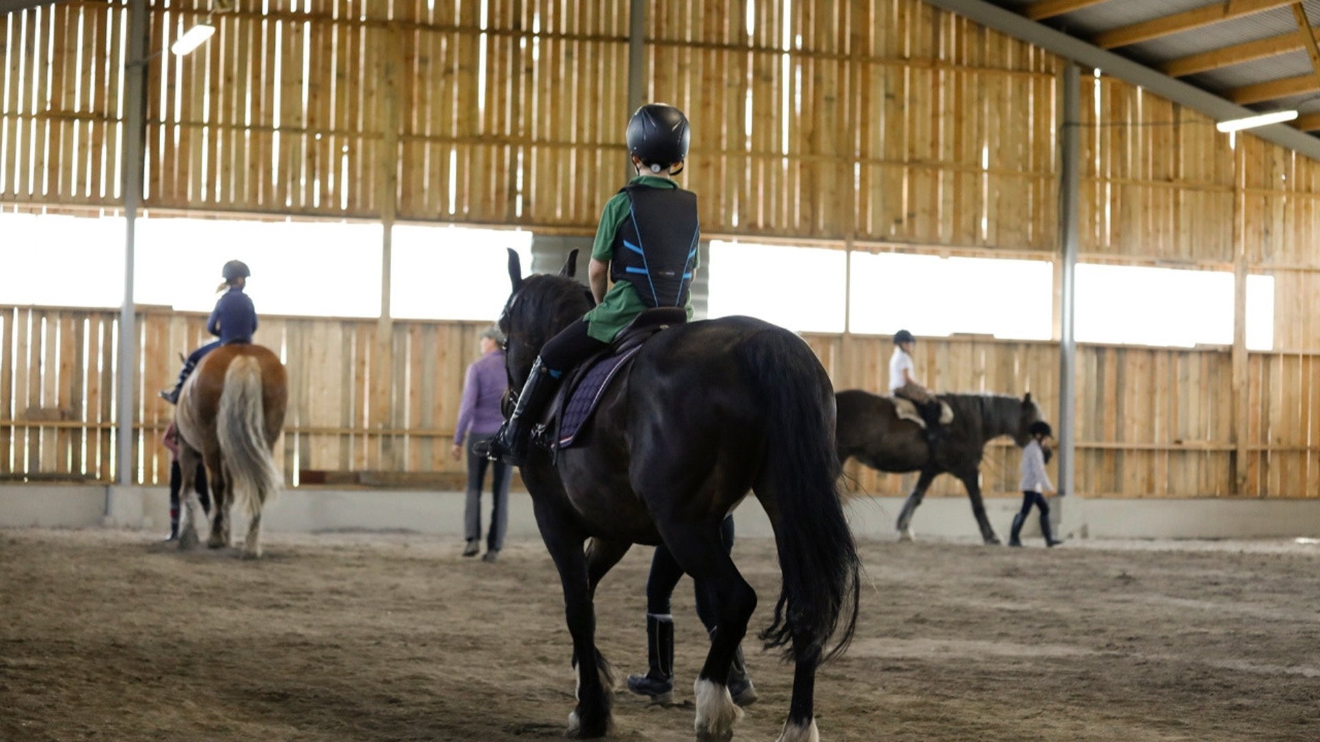 ridläger för nybörjare, barn ridläger utan övernattning, roligt läger, ridhus, ridning, mindre vana ryttare