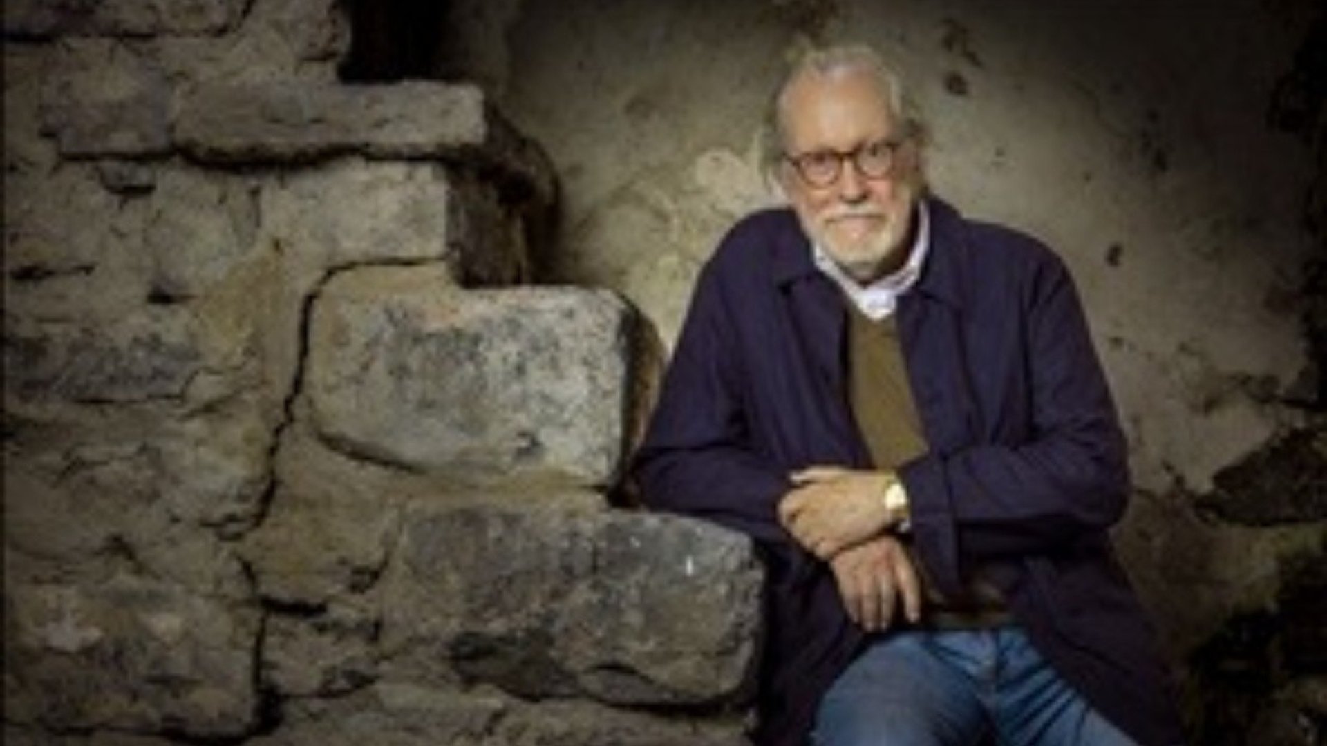 En man som sitter ned