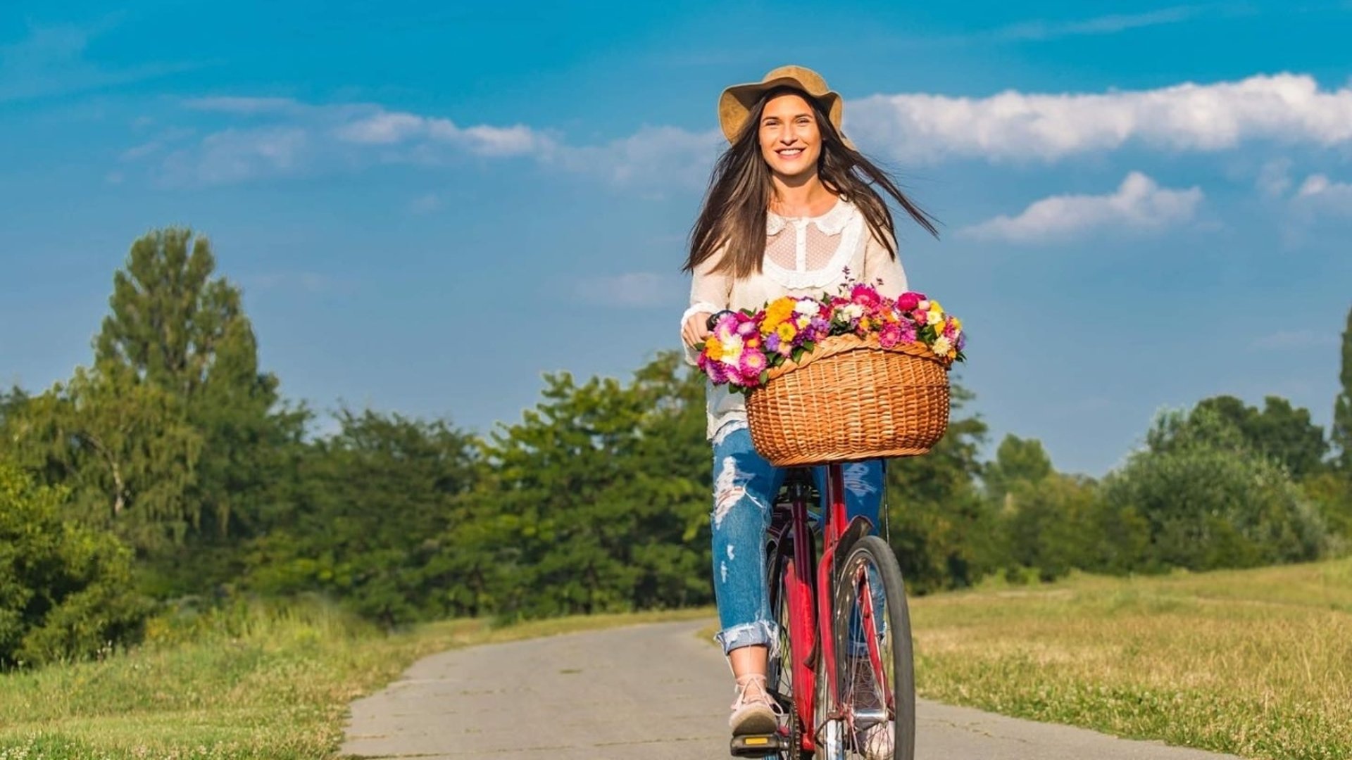 En kvinna som cyklar