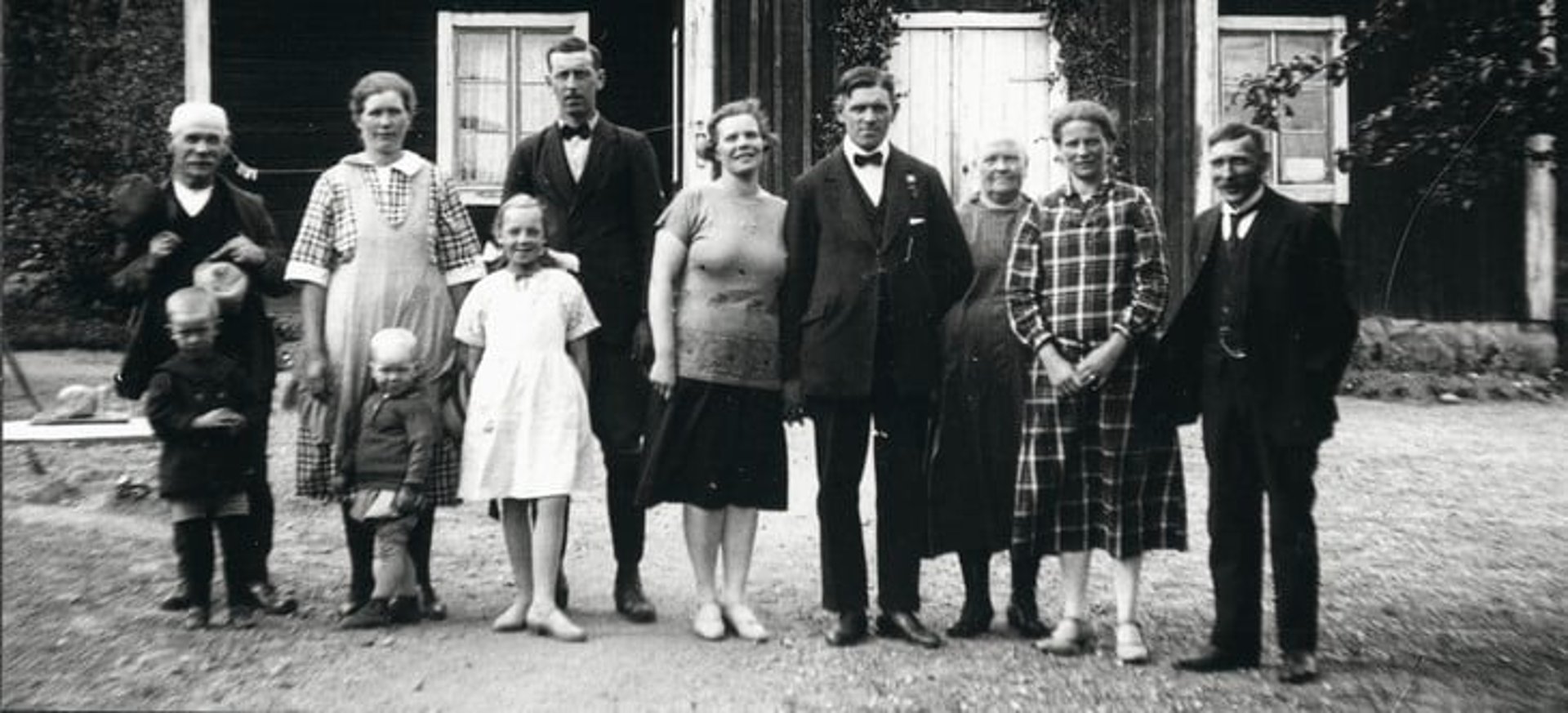 En svartvit bild på människor.