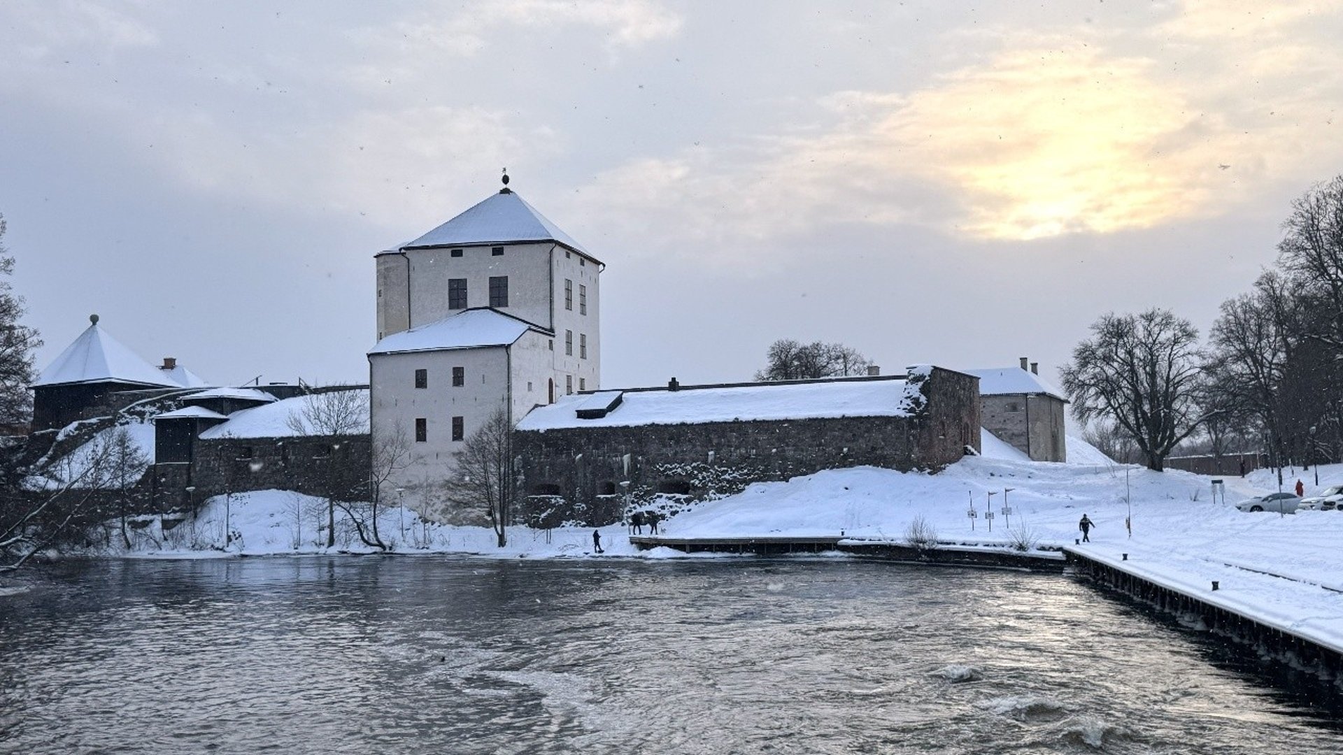 Nyköpingshus i snötäcke.
