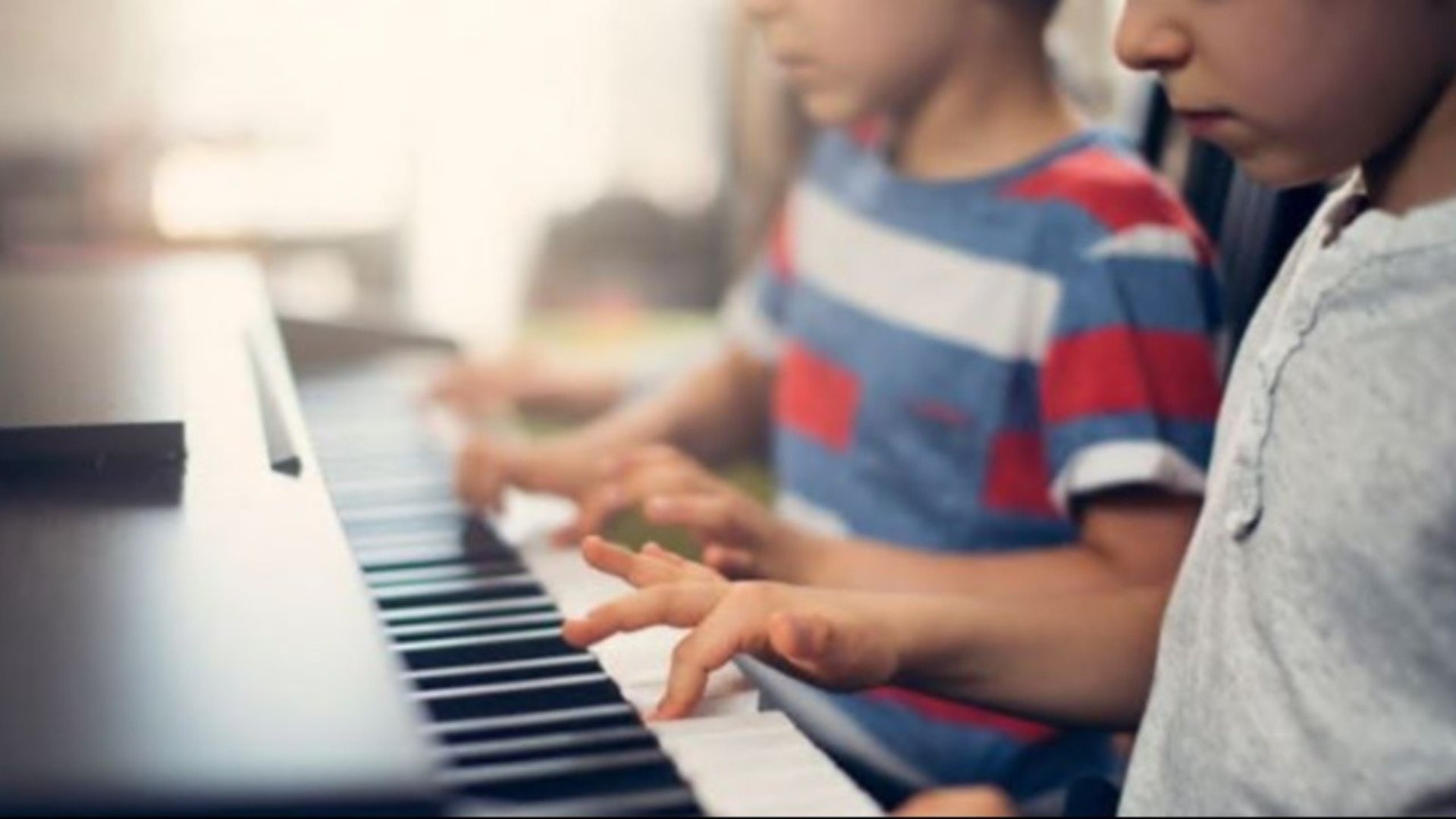 Bild på barns som spelar piano