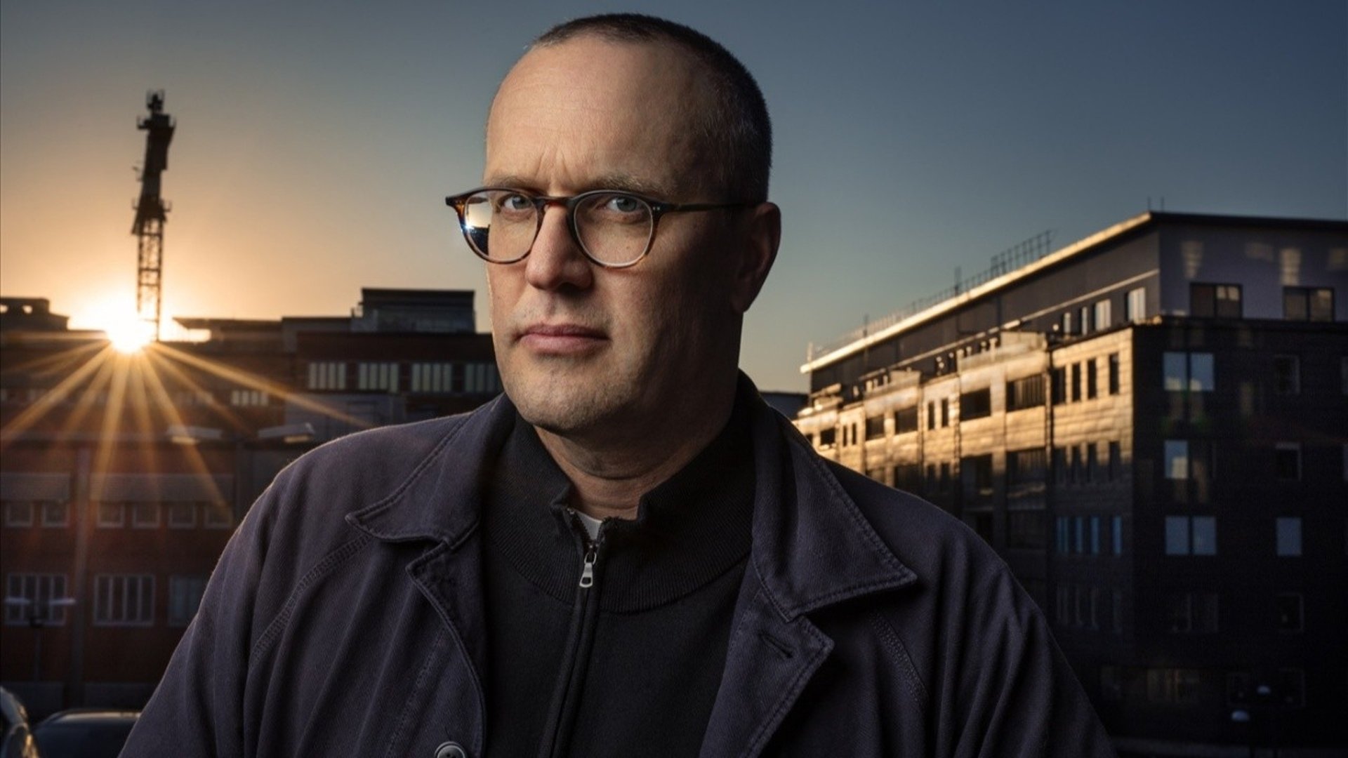 En man framför byggnader