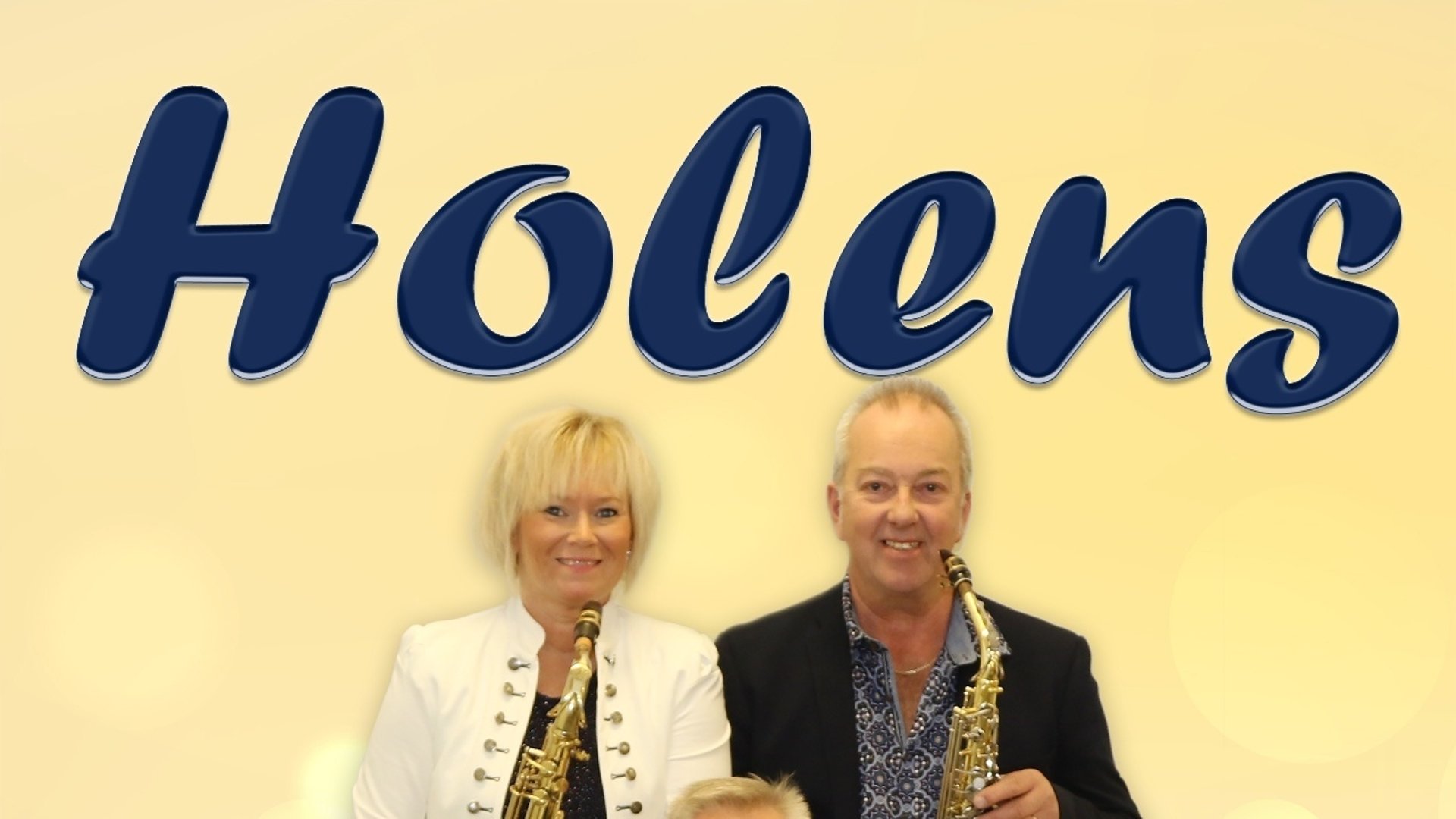 Tre musiker i bandet Holens poserar mot en ljus bakgrund. Två står bakom och en sitter på en stol i mitten. Alla bär mörka kläder och håller i saxofoner. Bandnamnet Holens syns överst i bilden.