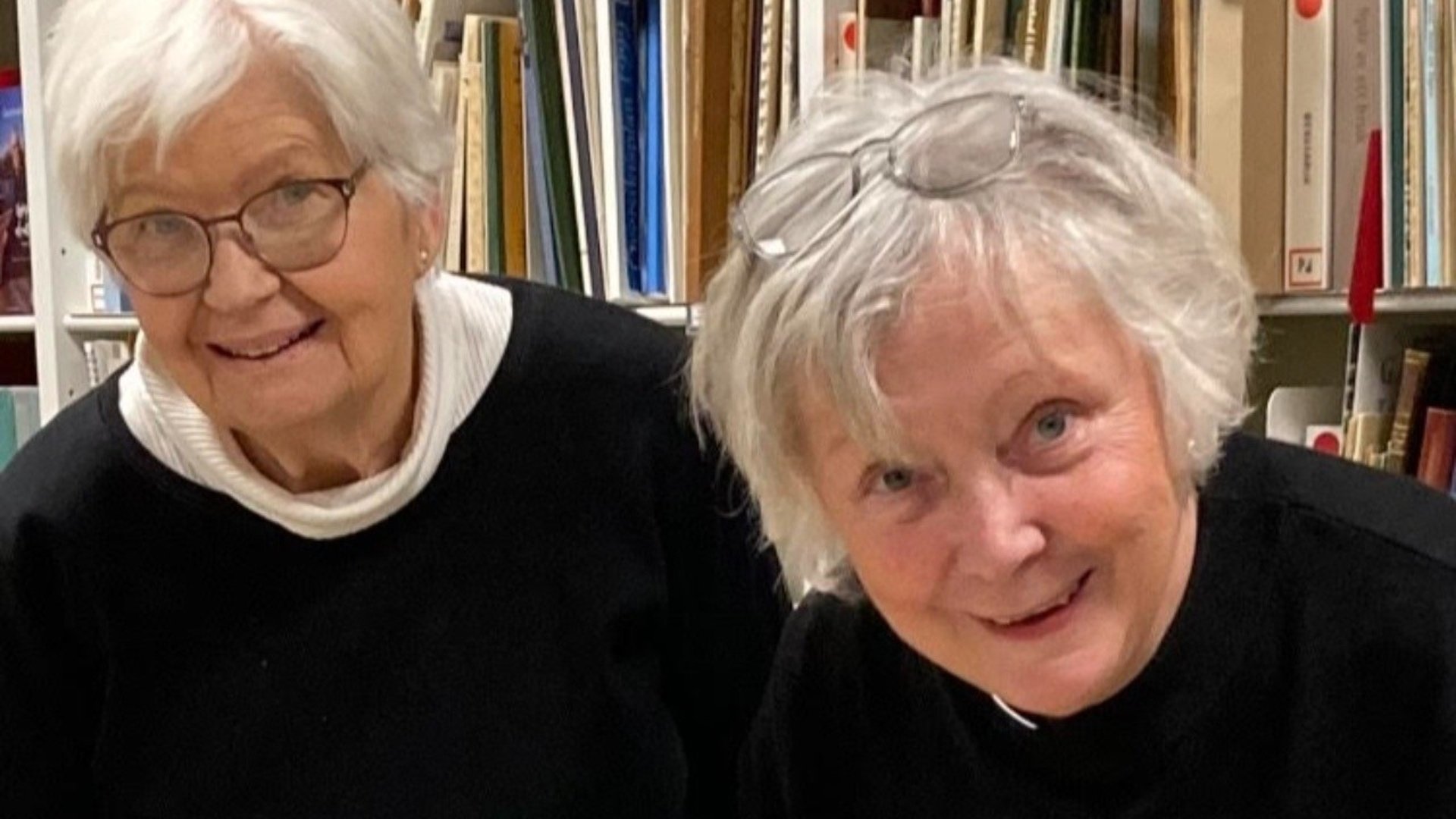 Ingrid Ek och Ulla Kalén berättar om Flachens historia med båtar till livet på Linudden.