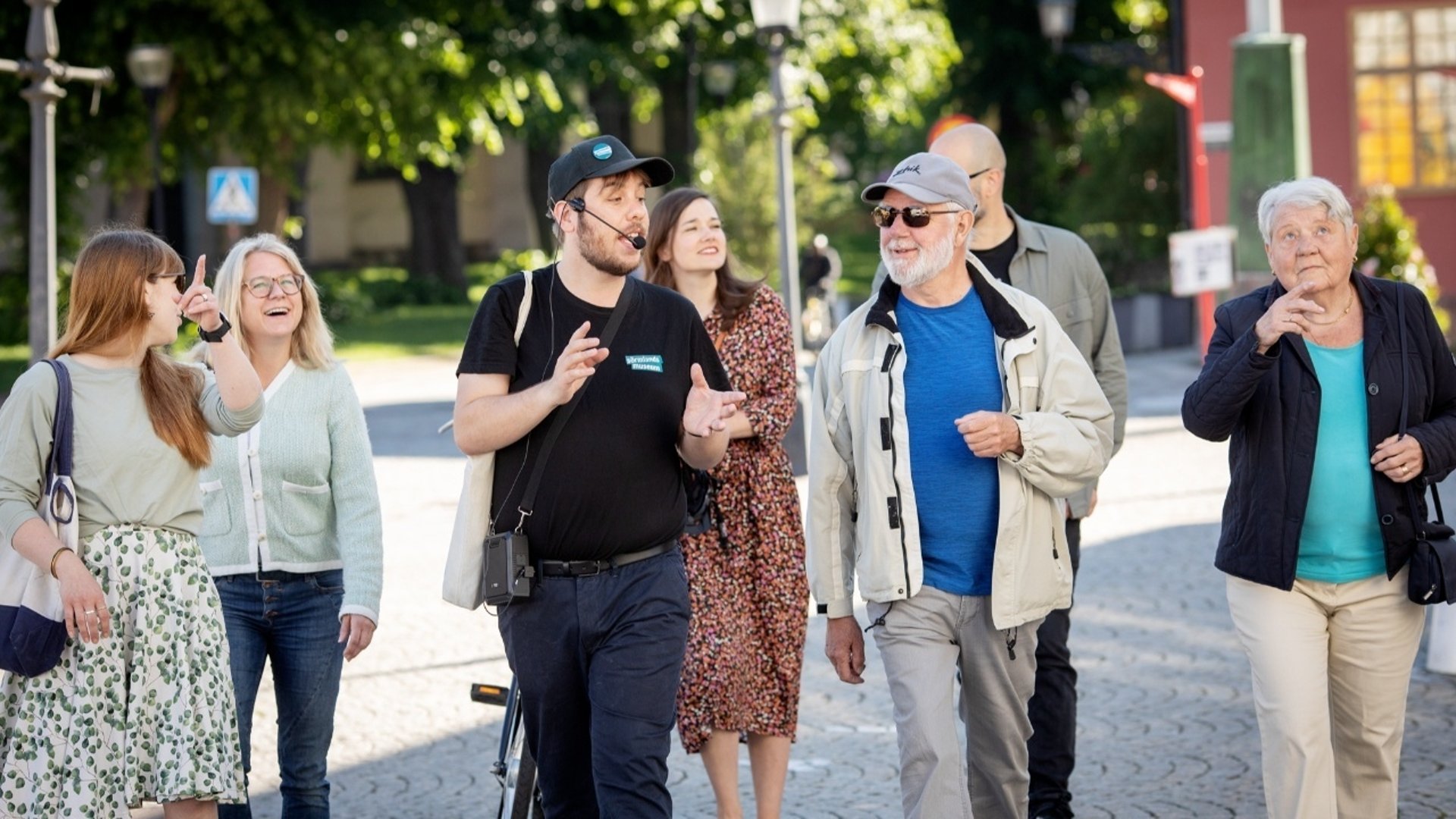 En grupp människor på stadsvandring