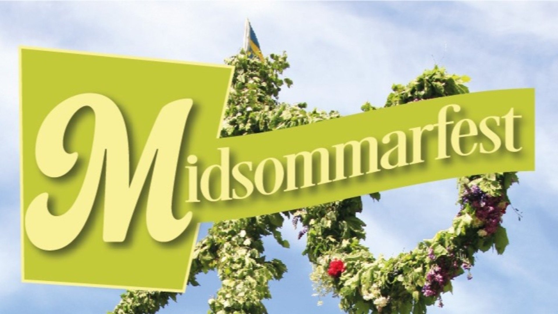 Texten Midsommarfest över ett fotografi av toppen på en midsommarstång mot en blå himmel.