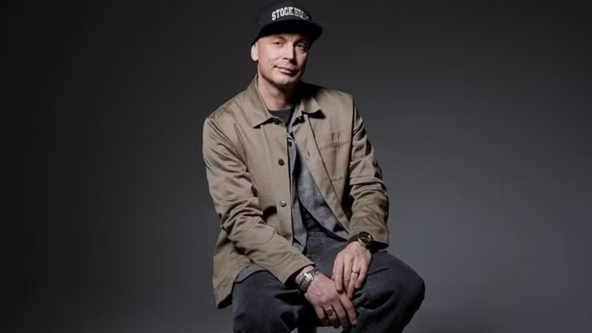 En man som sitter på en stol