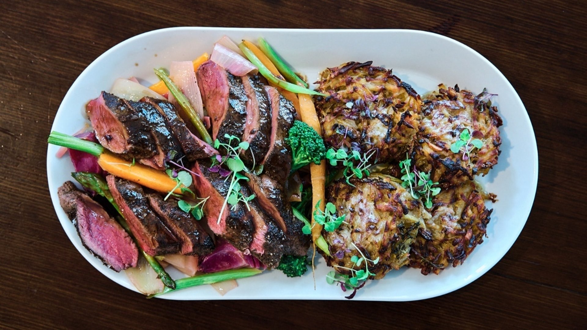 En tallrik med grillat kött och tillbehör