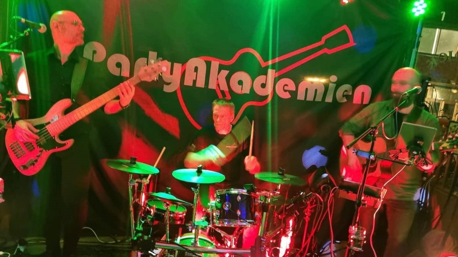 Band som spelar musik på en scen.