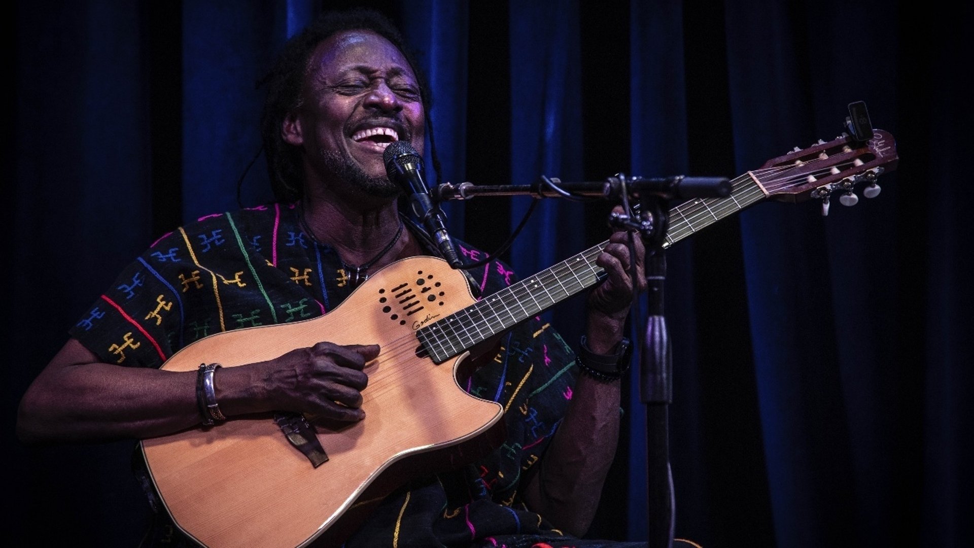 Afrikansk musiker med gitarr