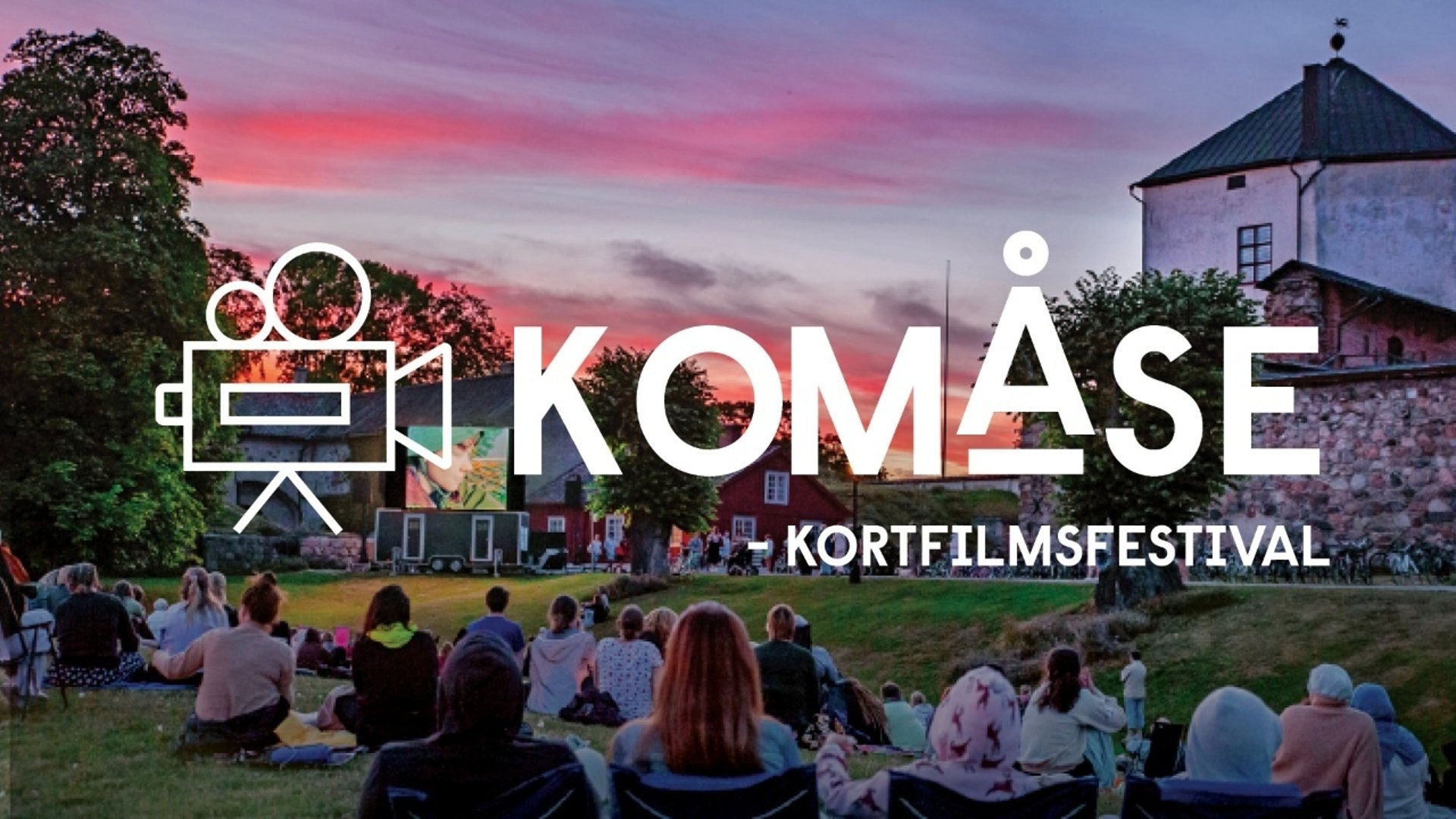 Besökare ser film på vallarna vid Nyköpingshus
