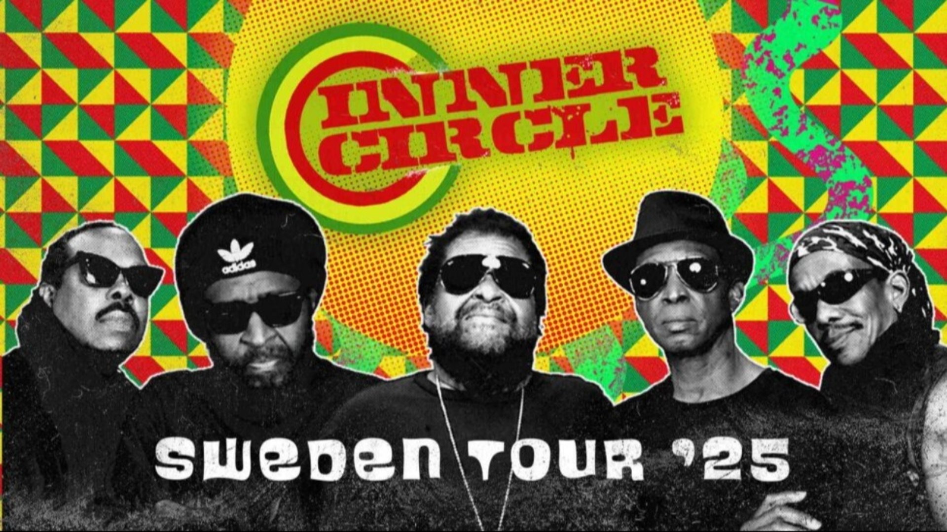 Bandet Inner Circle i svartvitt mot en röd-grön-gul bakgrund. Texten "Sweden Tour '25" i vitt syns i förgrunden, bandets namn i bakgrunden. Alla i bandet bär mörka solglasögon.