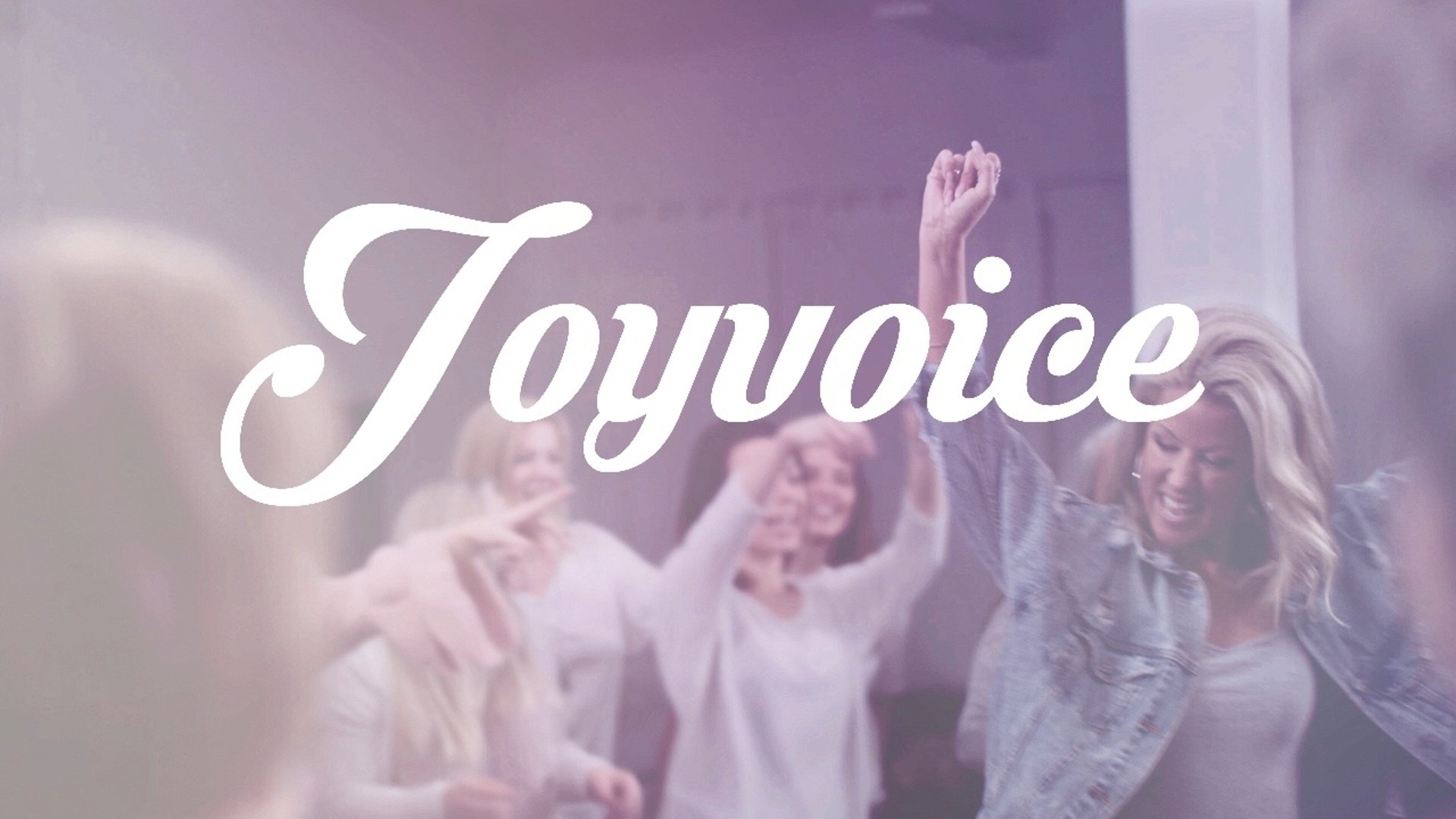 Glada personer som sjunger. Vit logga joyvoice 