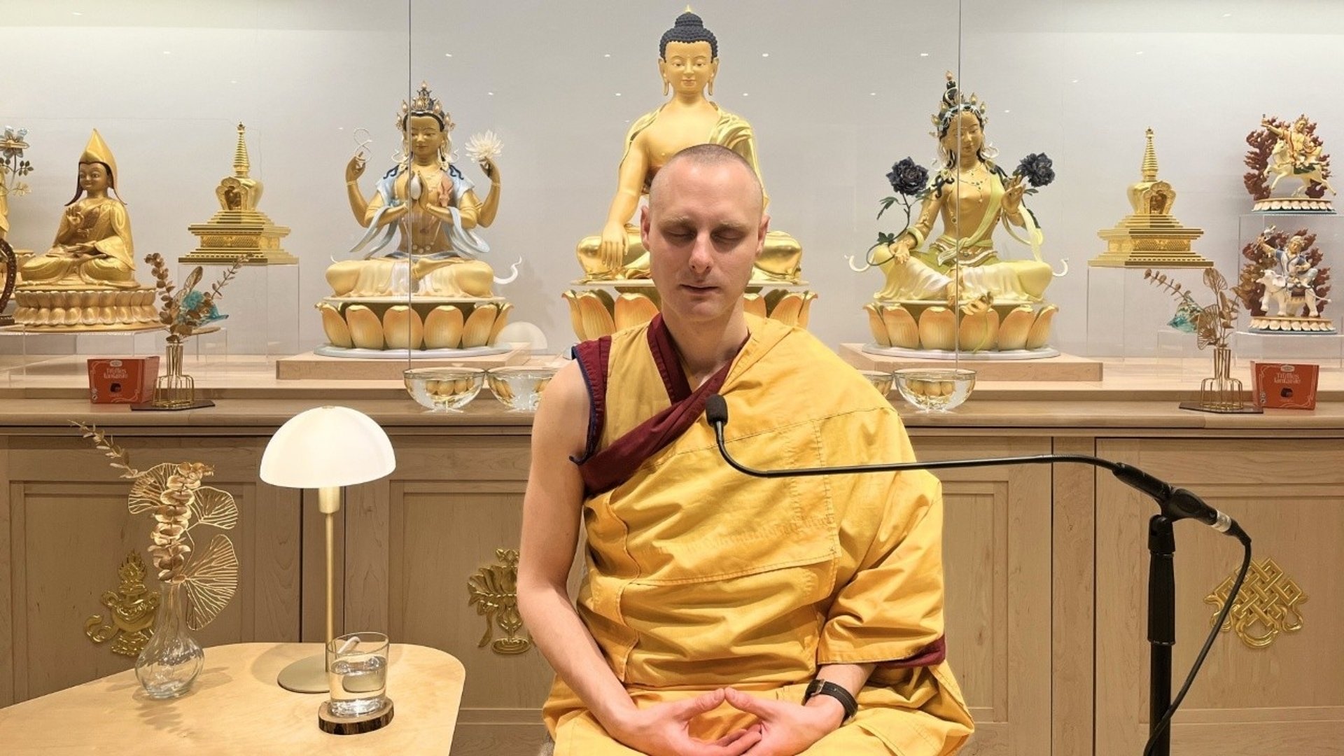 Kelsang Nyima som leder en meditation.