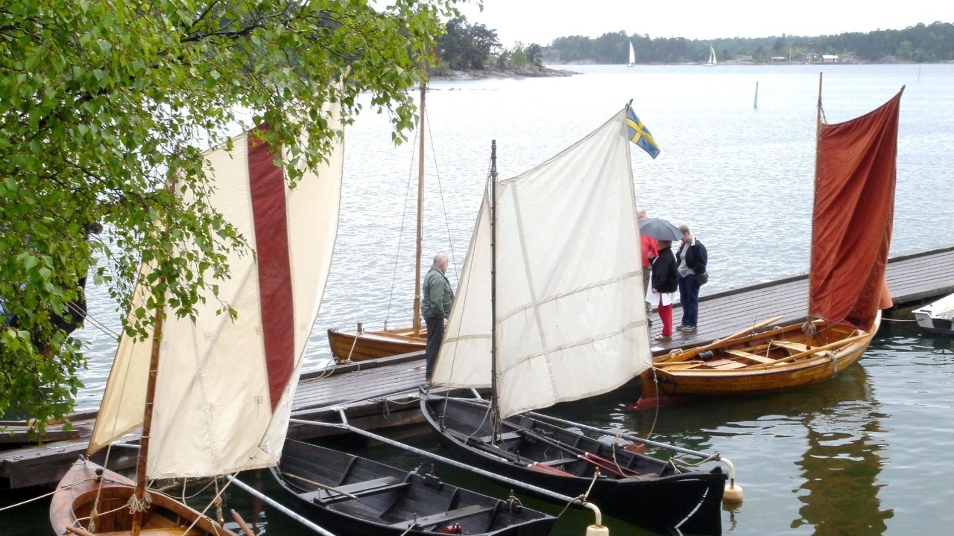 Klinkbyggda båtar vid museets brygga cirka 2000. 
