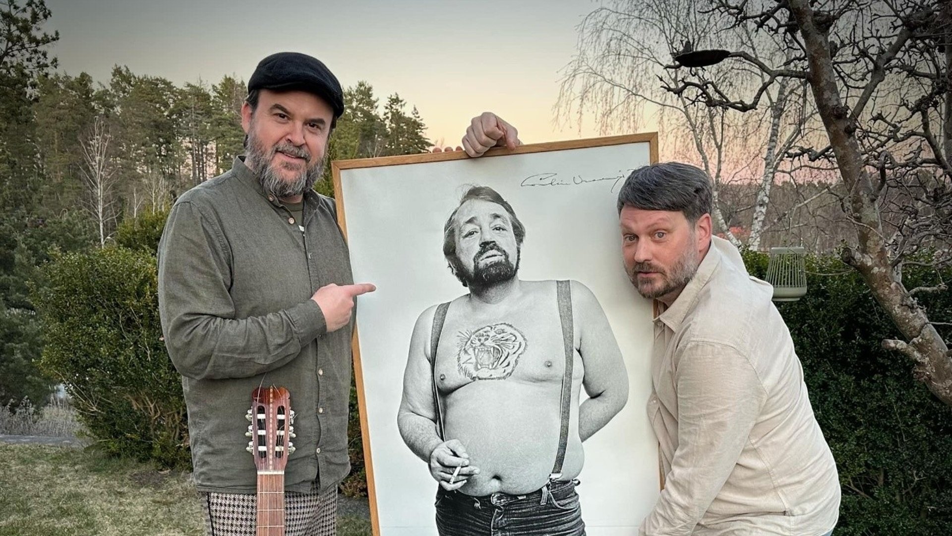 Två män som håller i en tavla