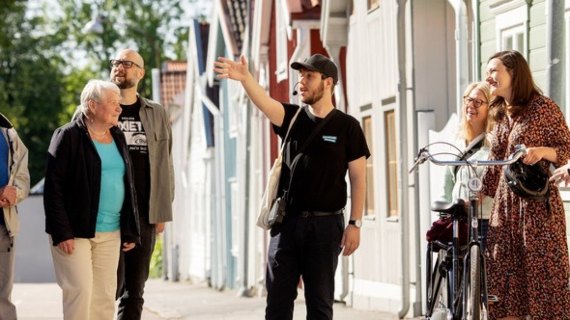 Guide har visning för en grupp människor
