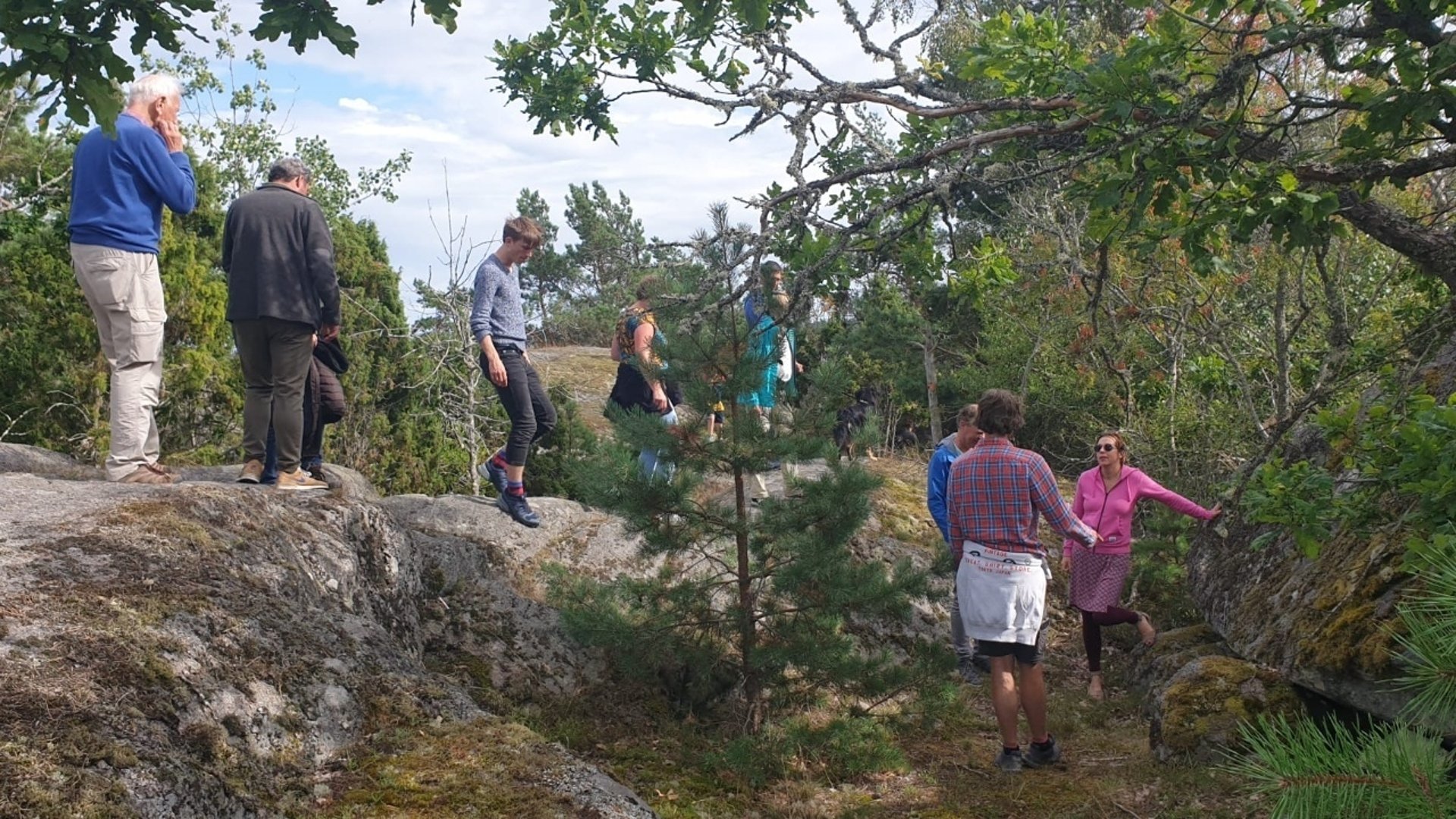 Människor vandrar på ett berg på Sävö