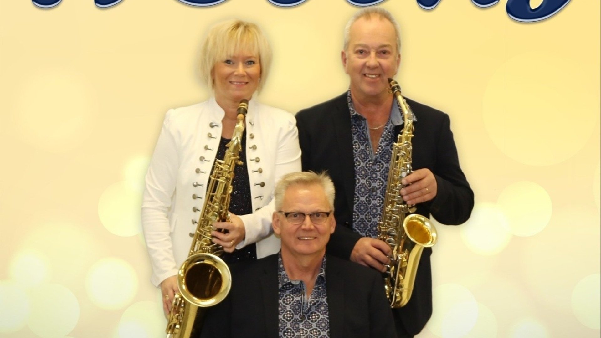 Musikgruppen Holens. En kvinna och en man står med saxofoner bakom en sittande man. Alla tre ler mot kameran framför en ljus bakgrund med texten Holens upptill.