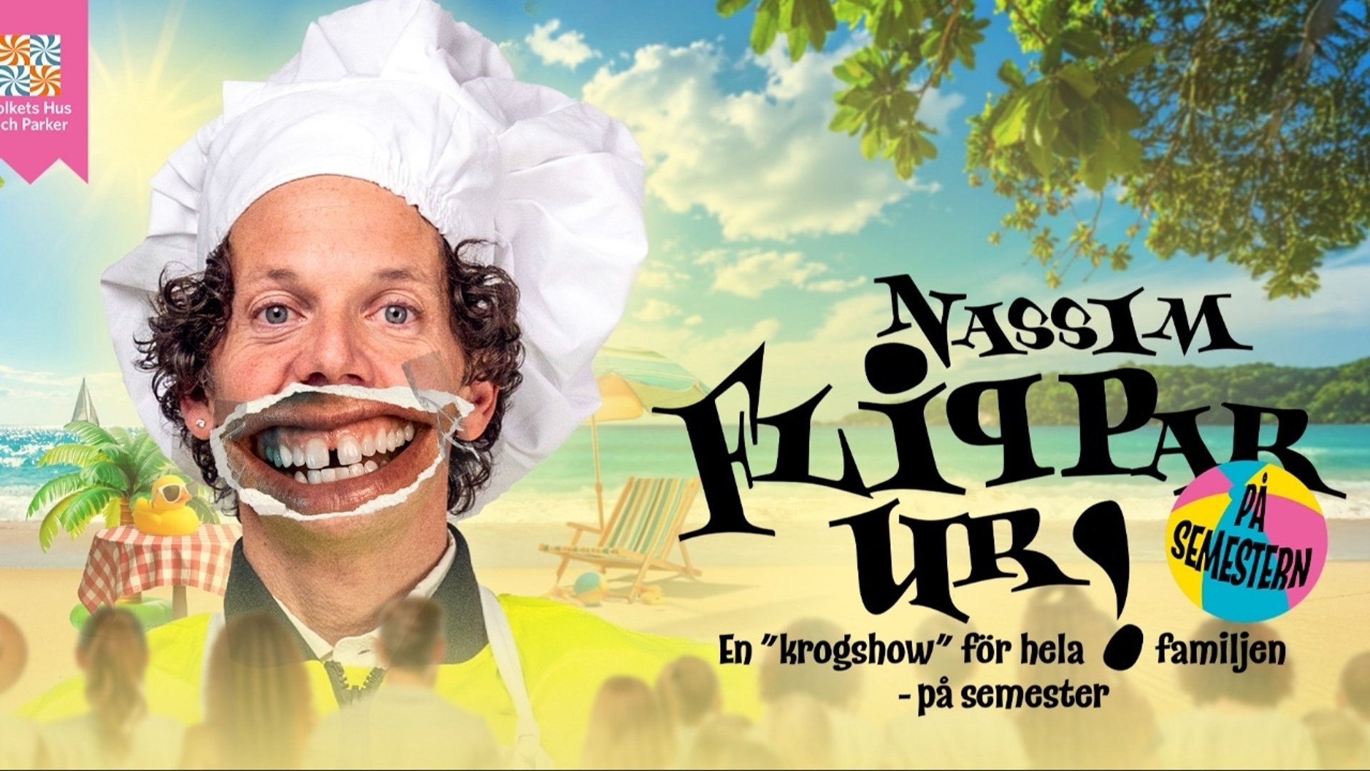 Nassim al Fakir i kockmössa och med ett jättestort leende, som ser ut som det rivits ur en tidning, över nedre delen av ansiktet. I bakgrunden strandmöbler, hav och sommarhimmel. Text på bilden: "Nassim flippar UR! En "krogshow" för hela familjen - på semester".