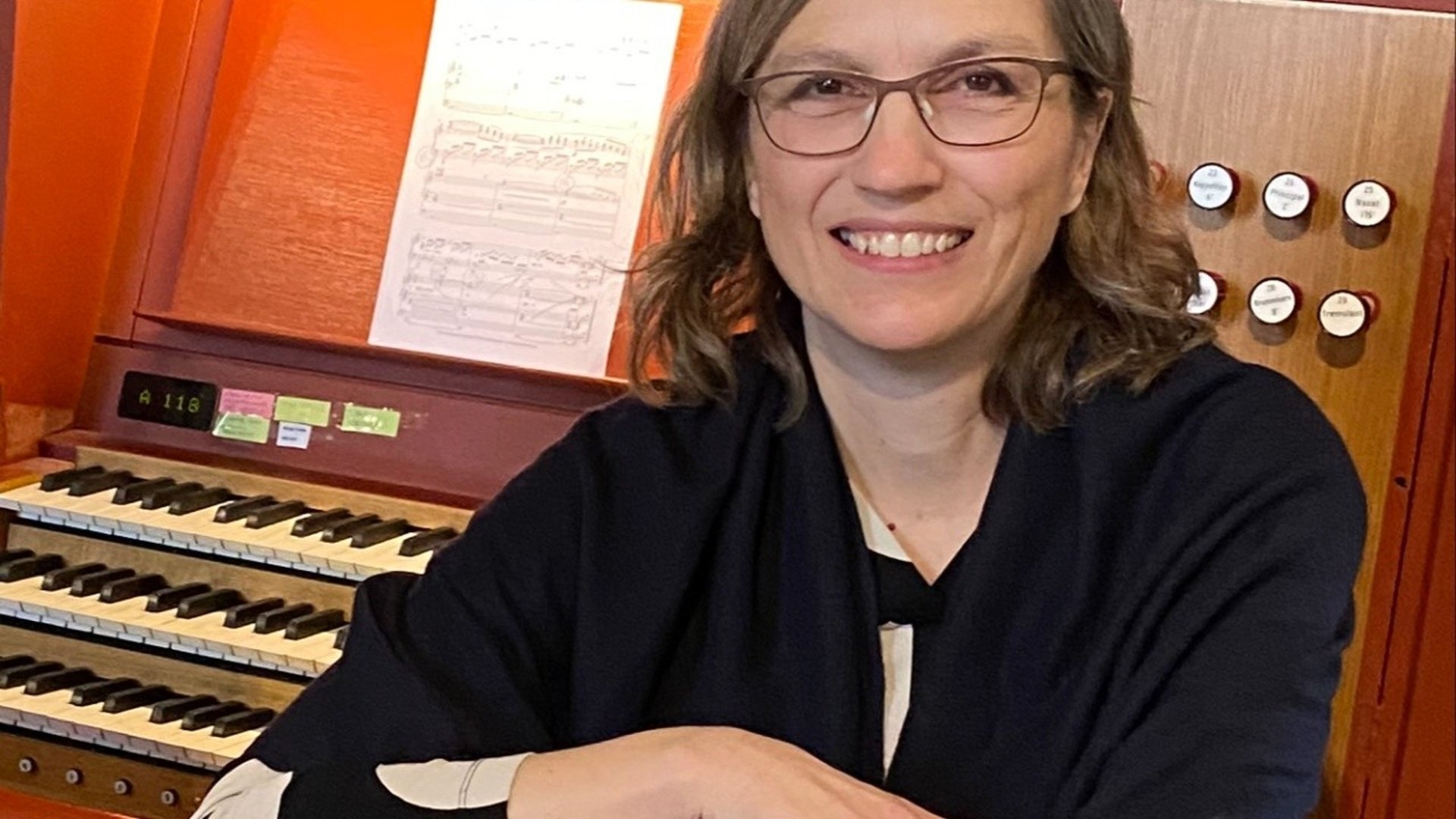 Organist Inger Dalene vid kyrkorgeln i S:t Nicolai kyrka