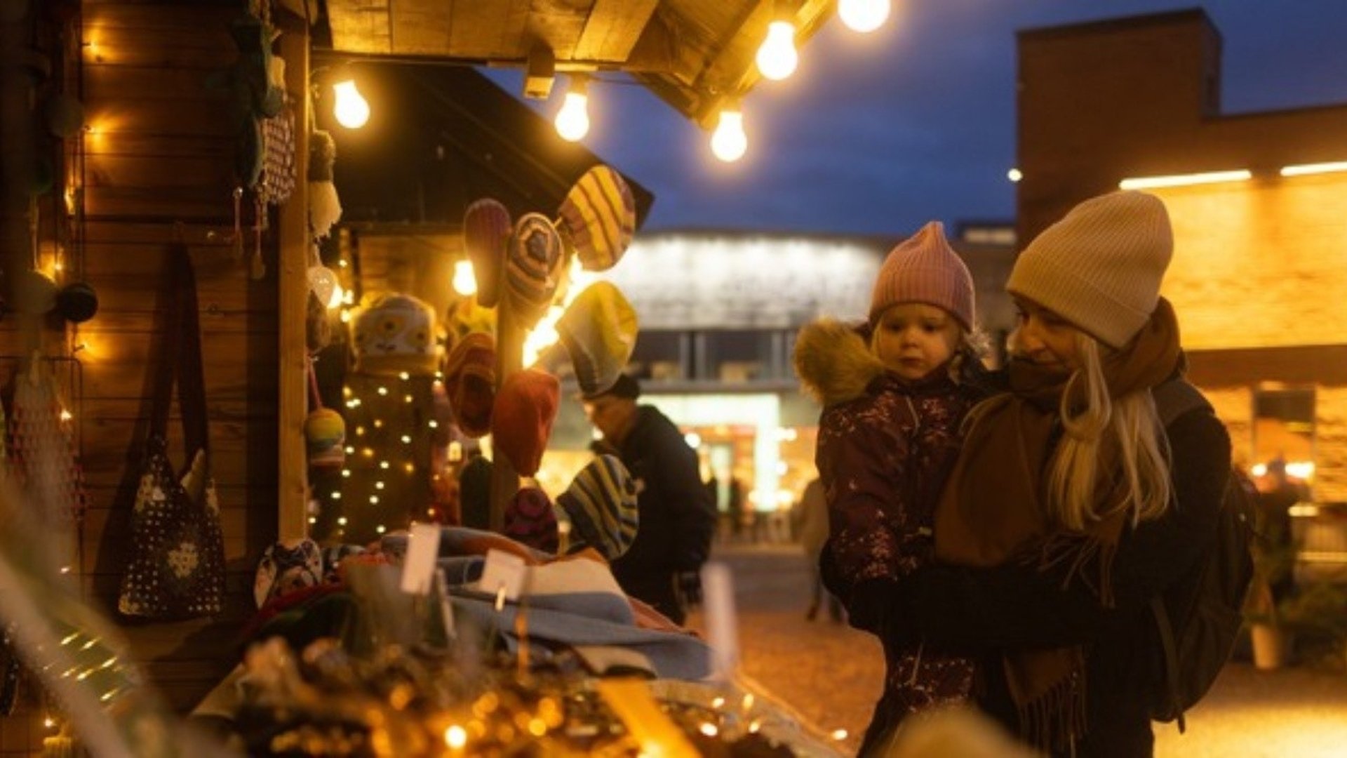 Personer på julmarknad