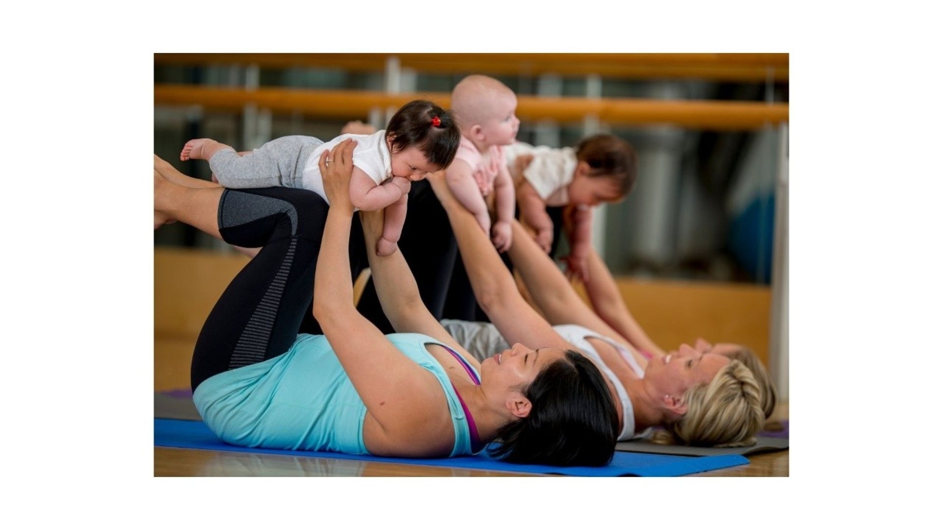 Mammor so ligger på rygg och gör yogaställningar. Bebisar ligger på mage på mammornas underben.