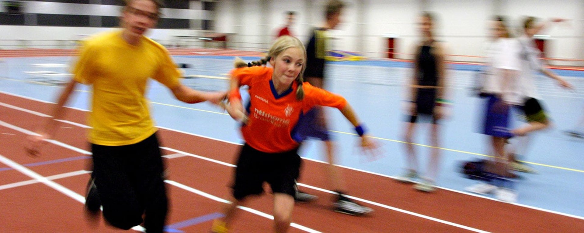 Tjej och kille på löparbana