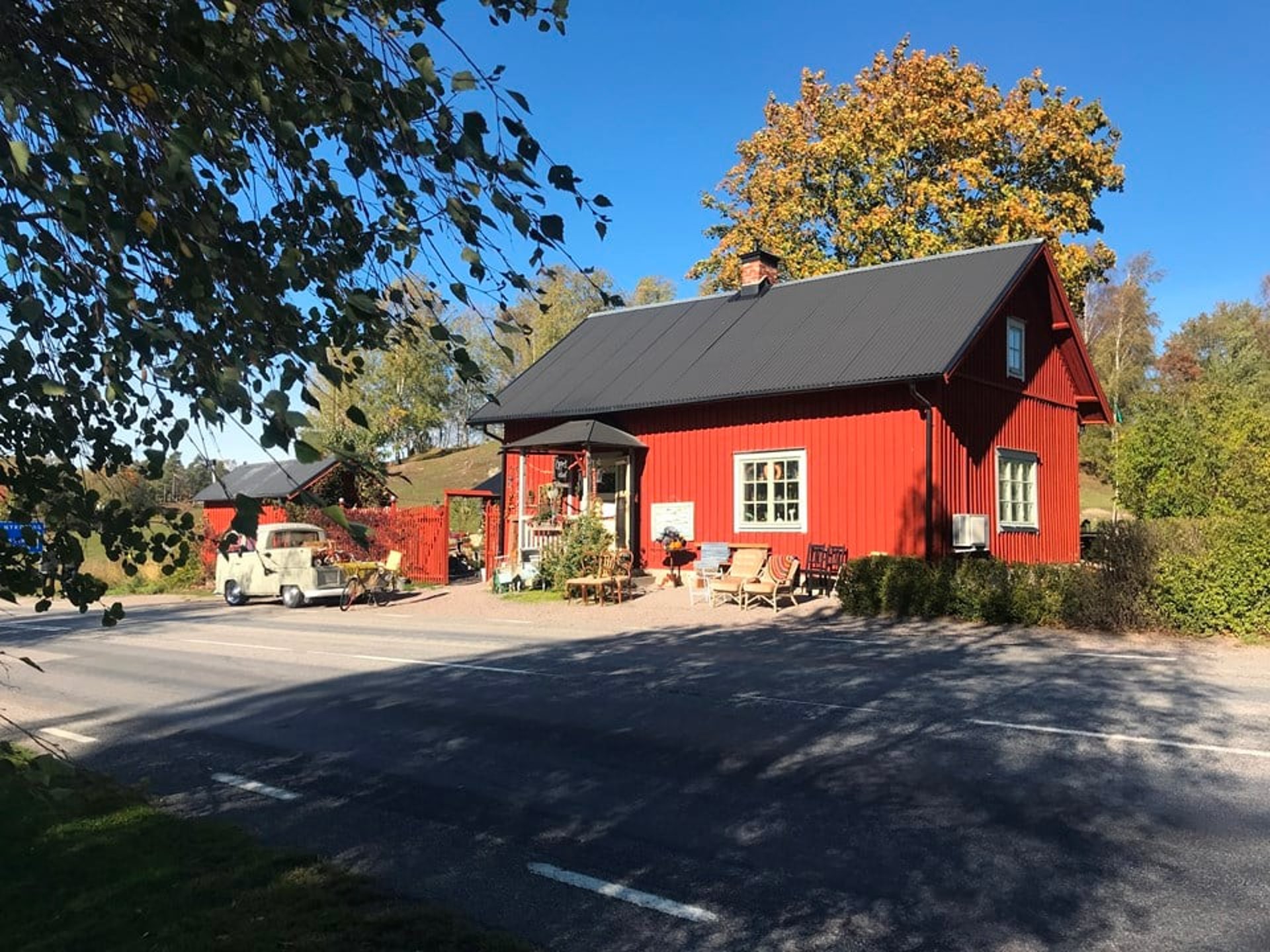 En röd stuga vid en väg.