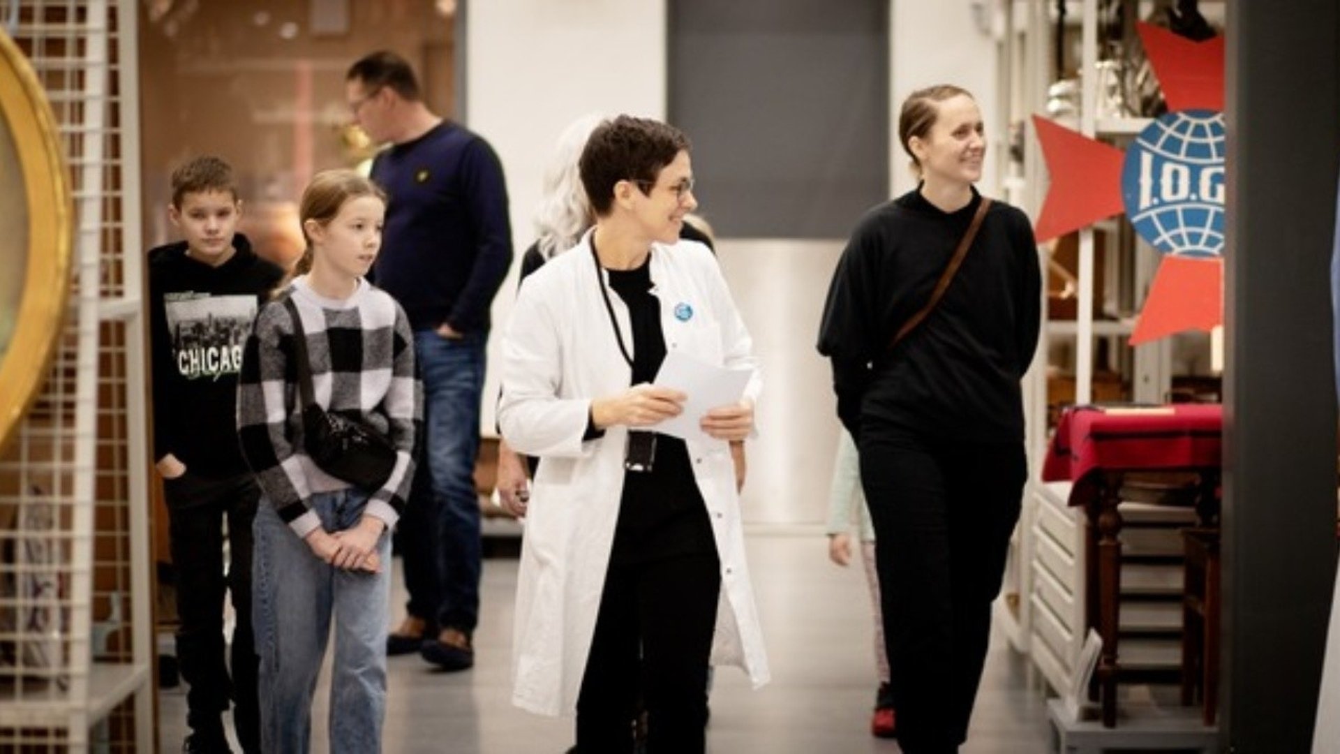 Grupp på visning i magasinet