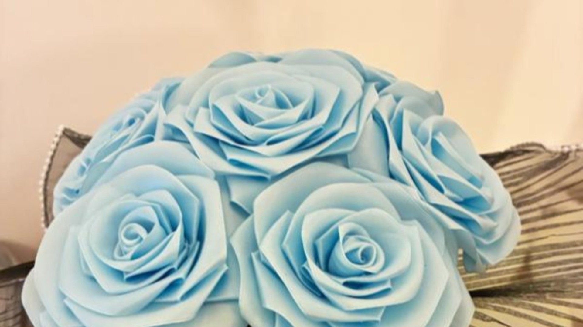 Ljusblåa blommor tillverkade av sidenband.