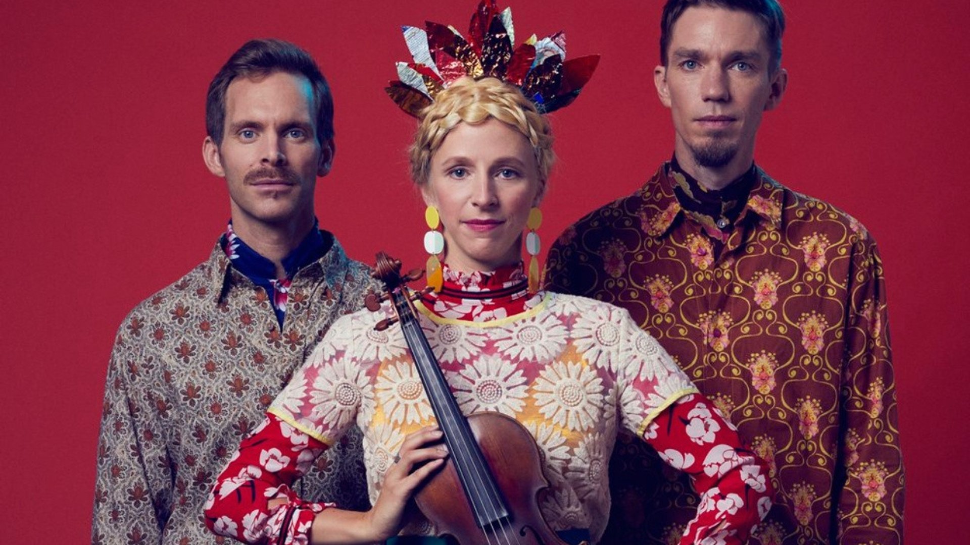I Lena Jonsson Trio vävs Lenas kraftfulla fiolspel och Kristofers drivande bas samman av Eriks varierade och lyhörda gitarrklanger. 