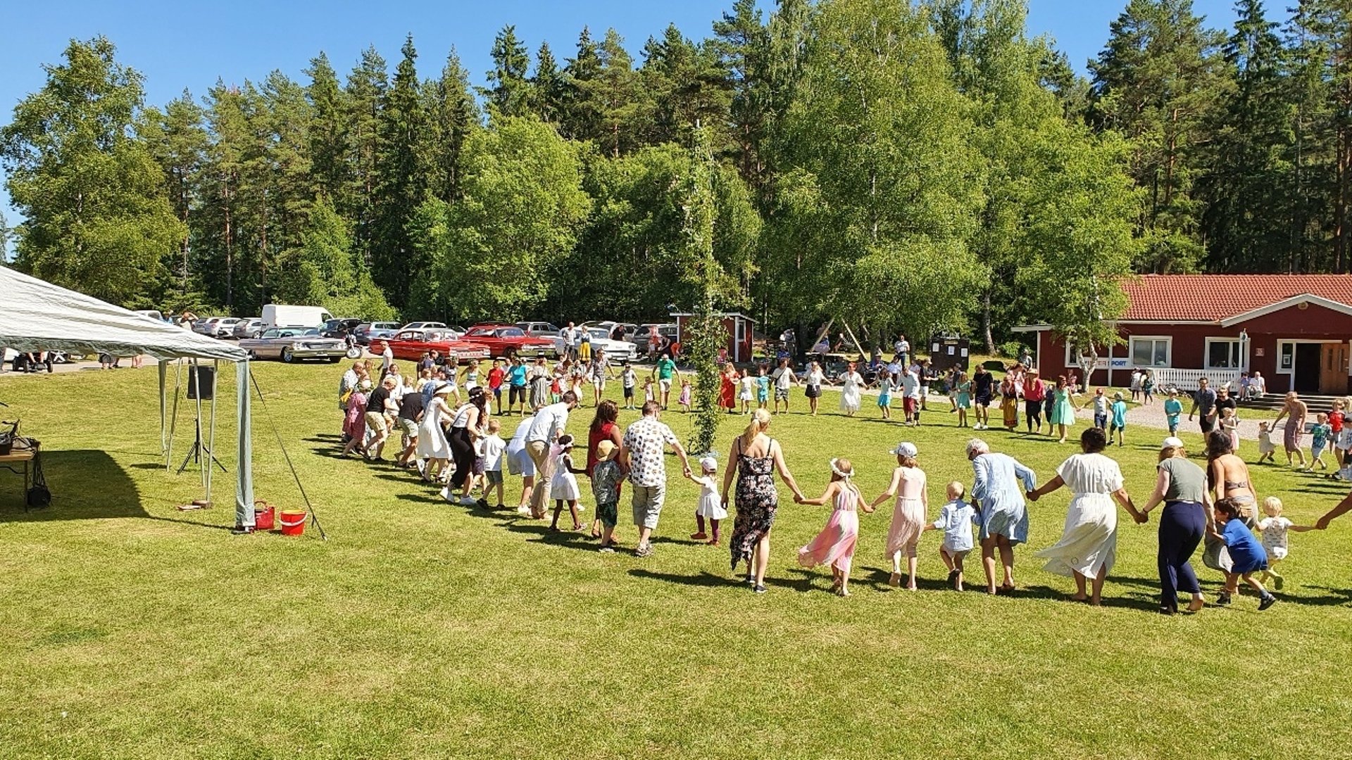 Dans kring majstången med levande musik