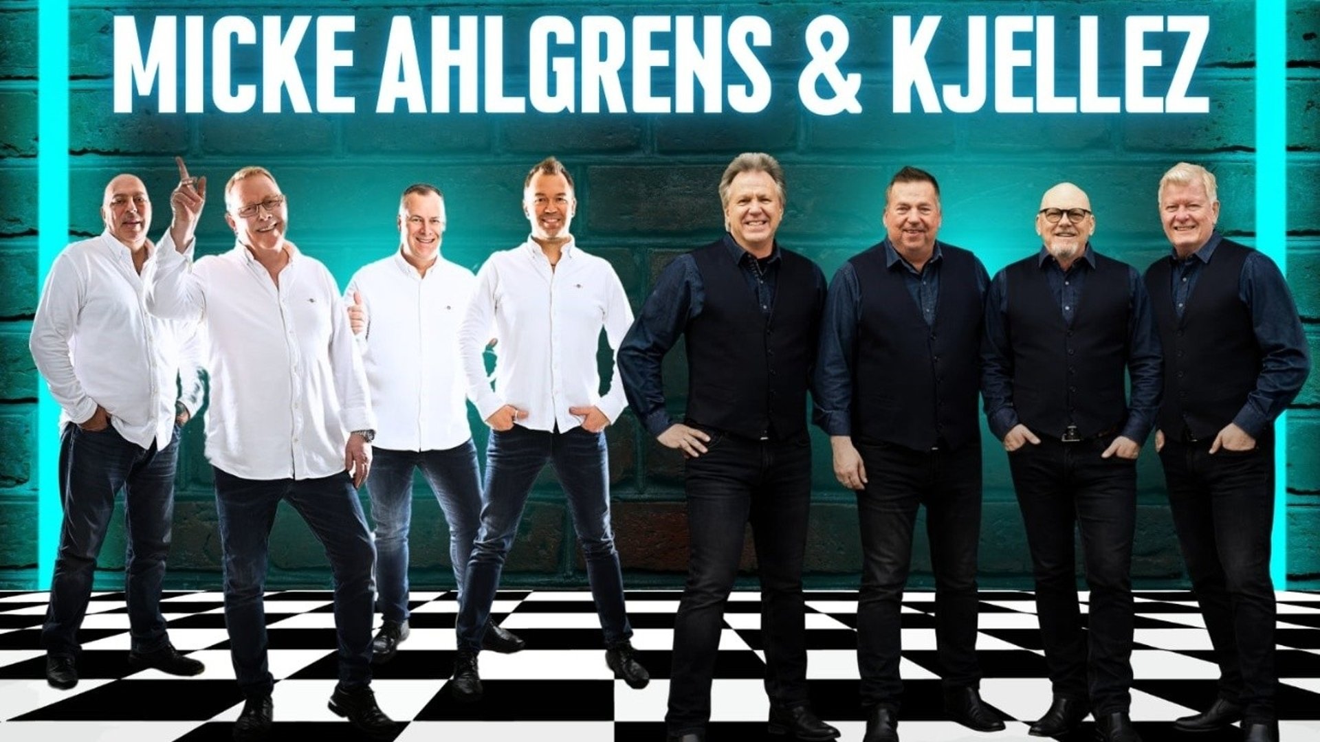 Musiker i svarta och vita kläder.