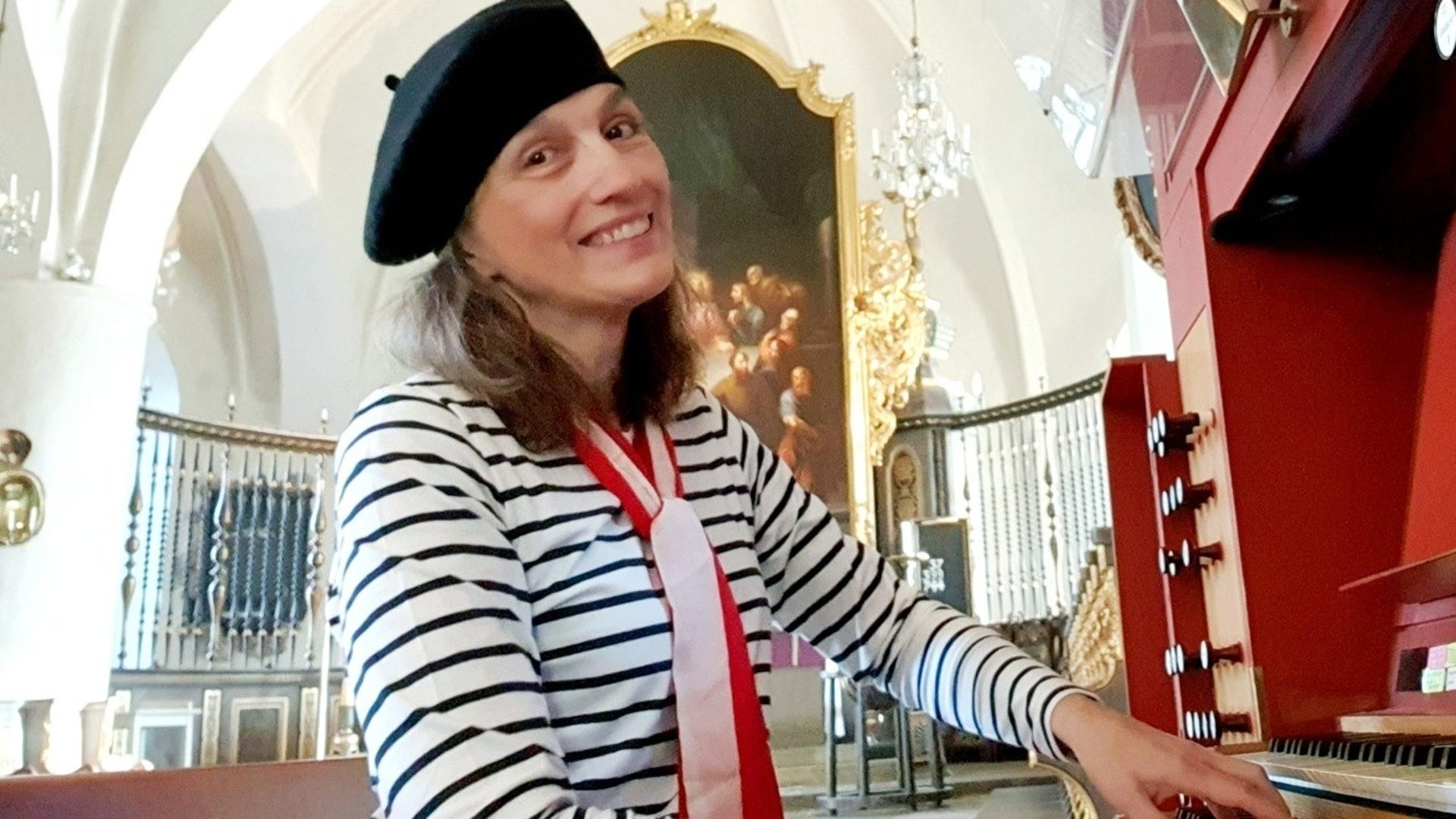 Organist Inger Dalene iförd basker vid orgeln i S:t Nicolai kyrka
