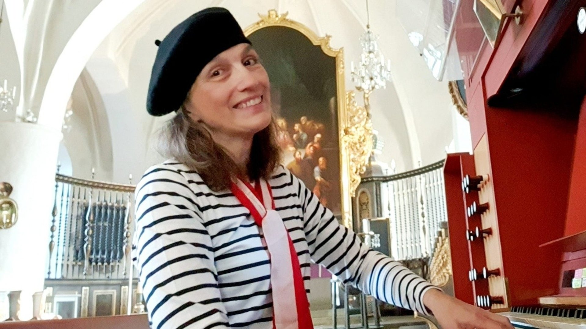 Organist Inger Dalene vid kyrkorgeln i S:t Nicolai kyrka