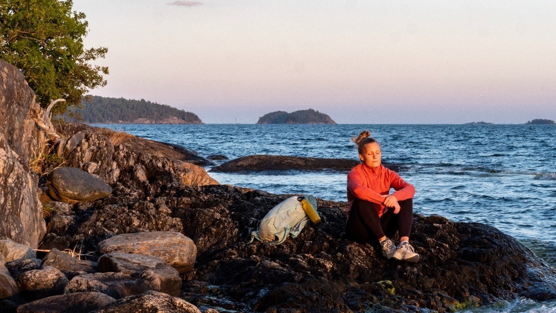 Person som njuter vid havet