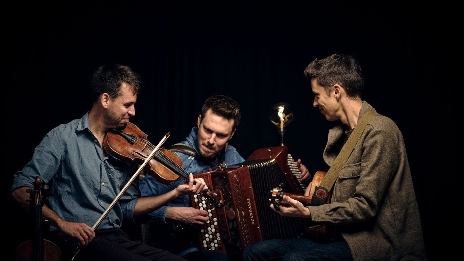 Kevin Lees (UK), Rune Barslund (DK) och Simon Nyberg (SE) spelar med respekt för traditionerna och samtidigt med en vilja att utmana och förnya dem. Detta kommer särskilt till uttryck i trions egna kompositioner och fantasifulla arrangemang som ger gruppen ett unikt och samtida sound. Publiken får höra snabba jigs och reels, framförda med en medryckande energi som kan göra det svårt att sitta still.