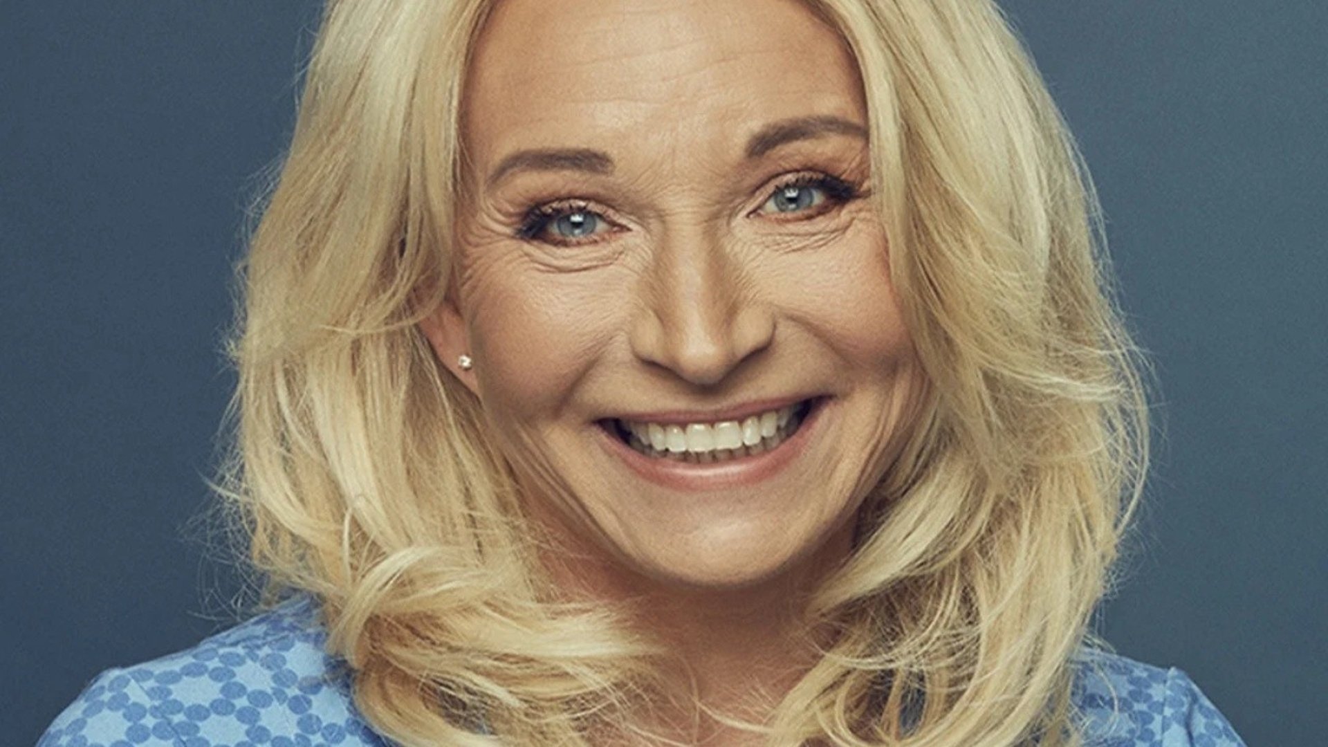 Bild på en leende Martina Haag