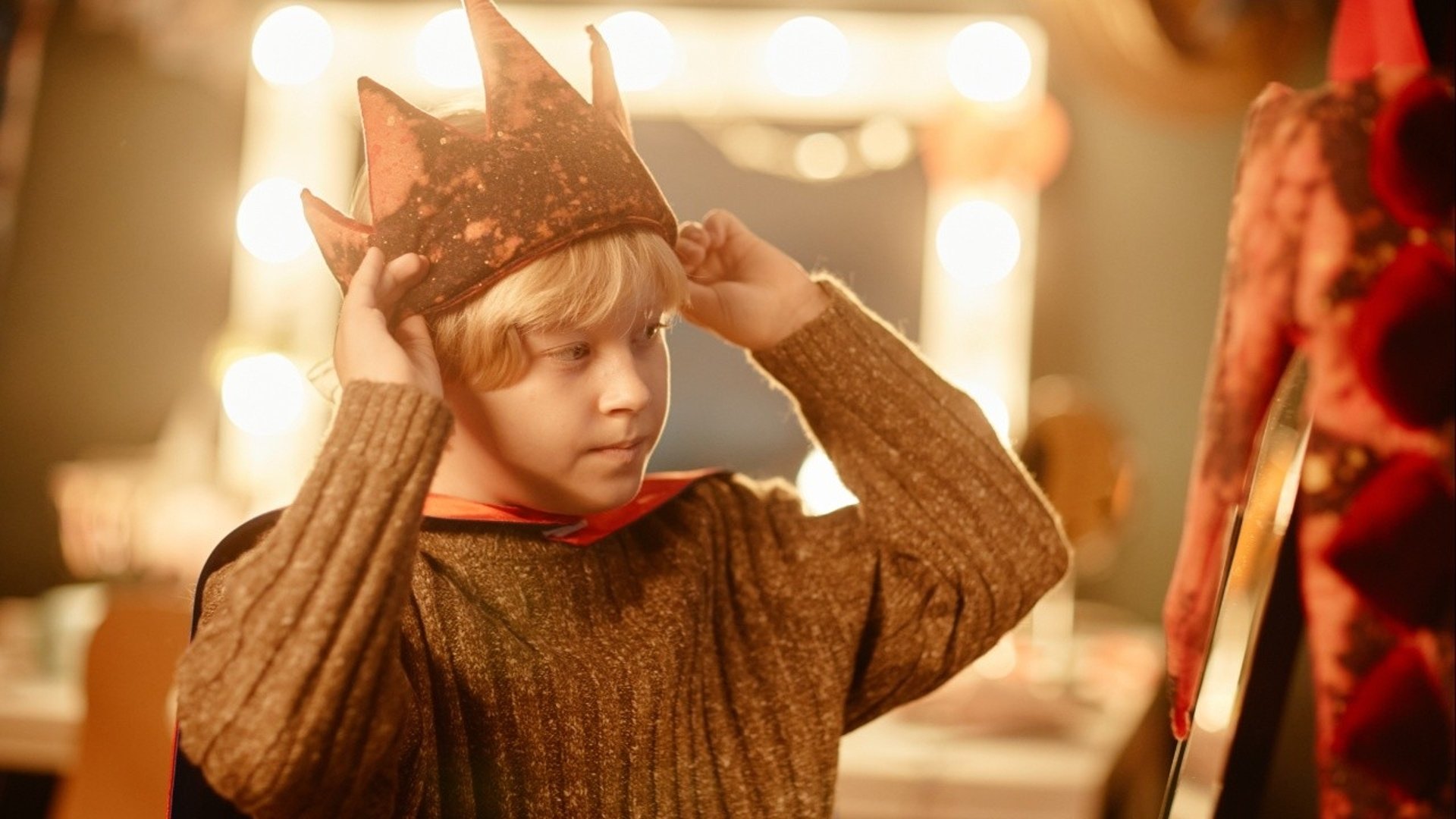 Pojke klär ut sig till kung bakom scen