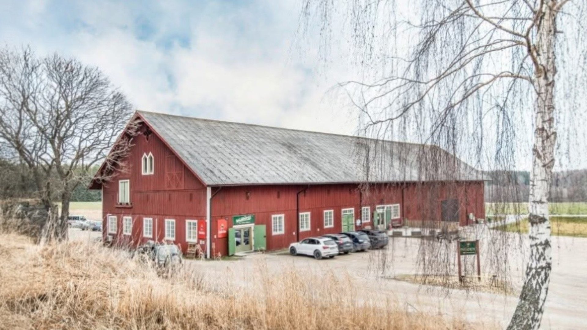 Kom till vår fina butik och ta gärna med hunden, då vi har fina träningsmarker för hundar som man kan hyra in sig på.