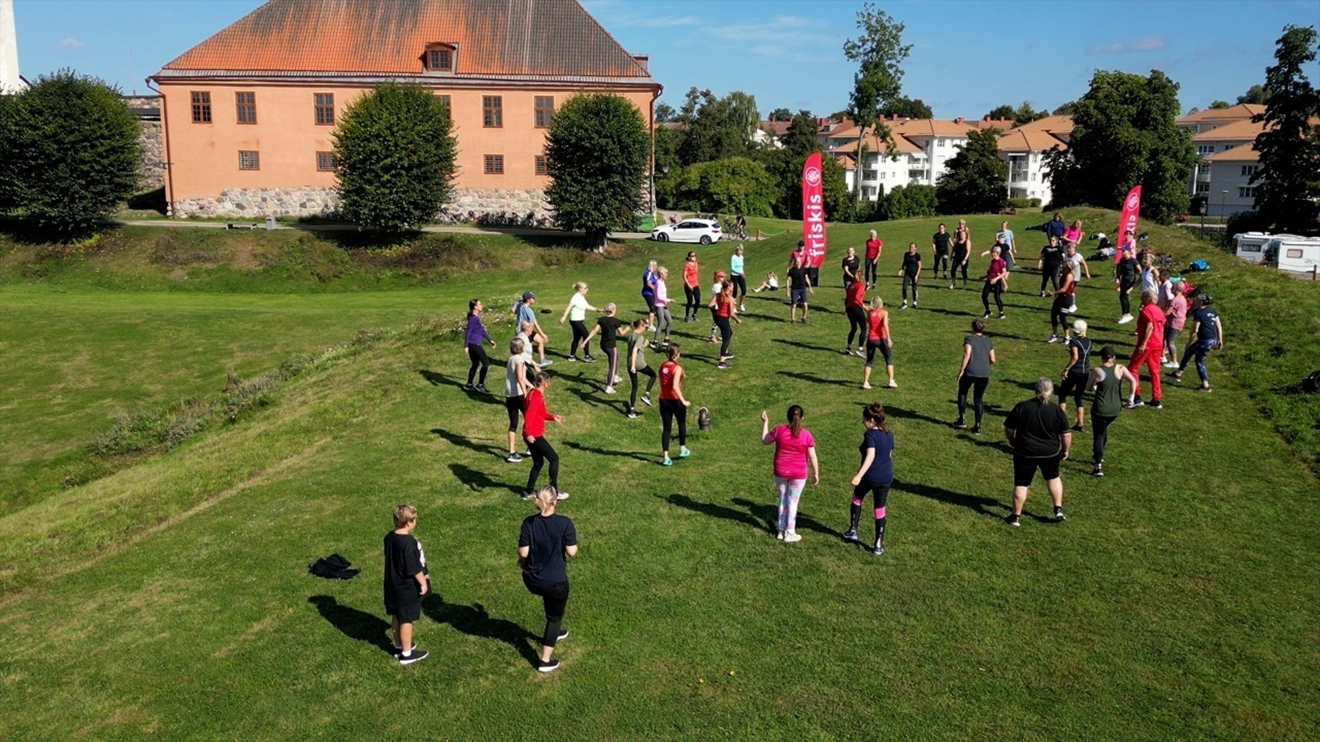 Sommarens uteträning med Friskis startar på Vallarna den 30 maj, kl. 10:30.