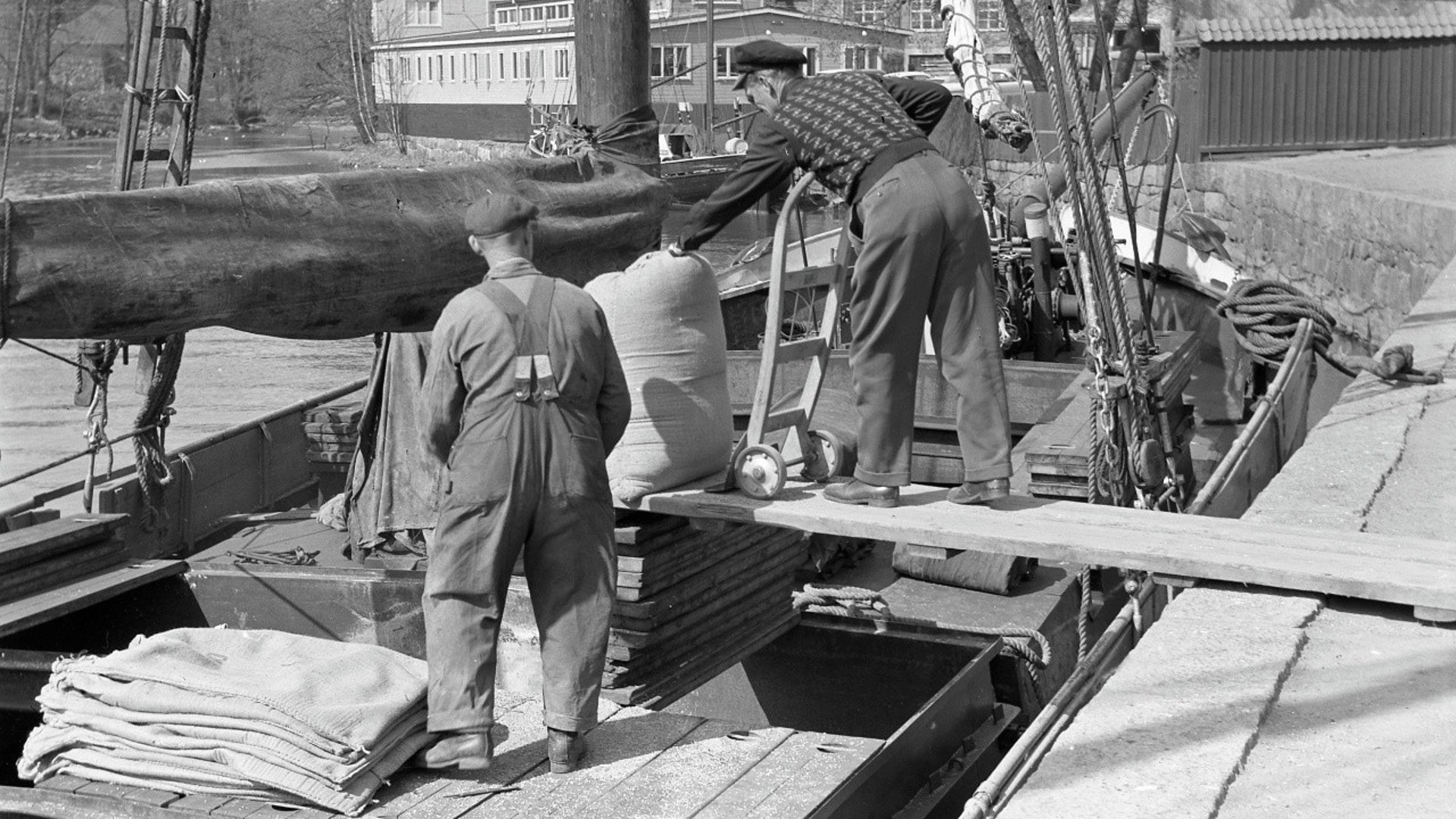 Båt lastas i hamnen 1956. Fotograf: Allan eller Björn Järleby. Bilden är beskuren. 