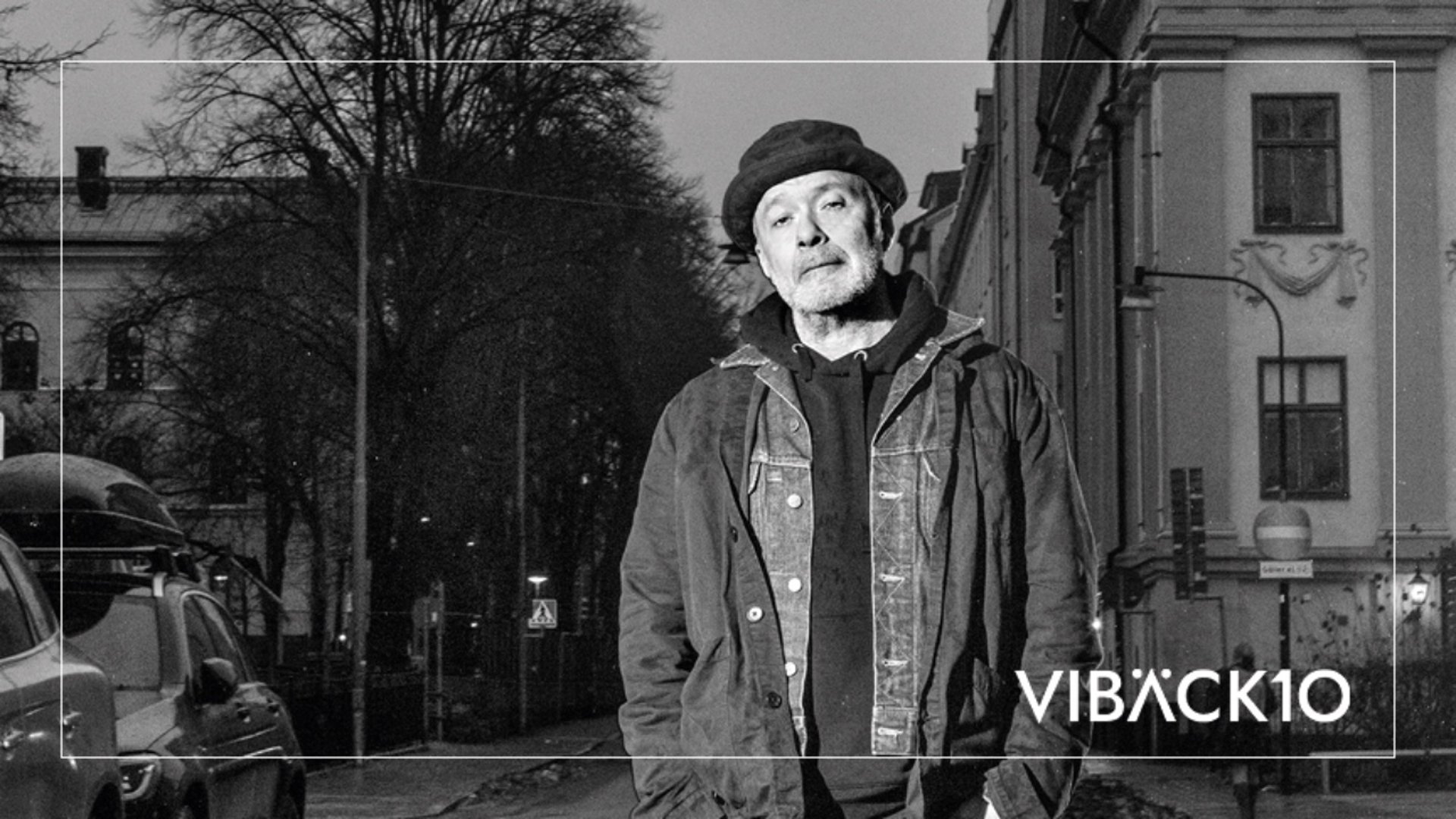 Toni Holgersson gästar Vibäck10  och Skärgårdsscenen den 18 juli. Man skulle kunna säga att Toni Holgersson är en av singer songwriter-världens största svartmålare. 