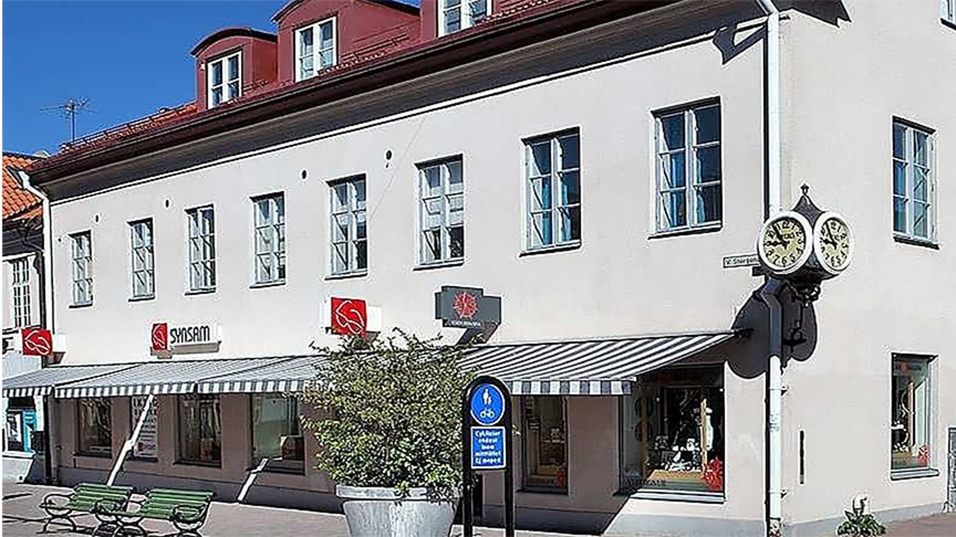 Vitt hus med skylt för verksamheten