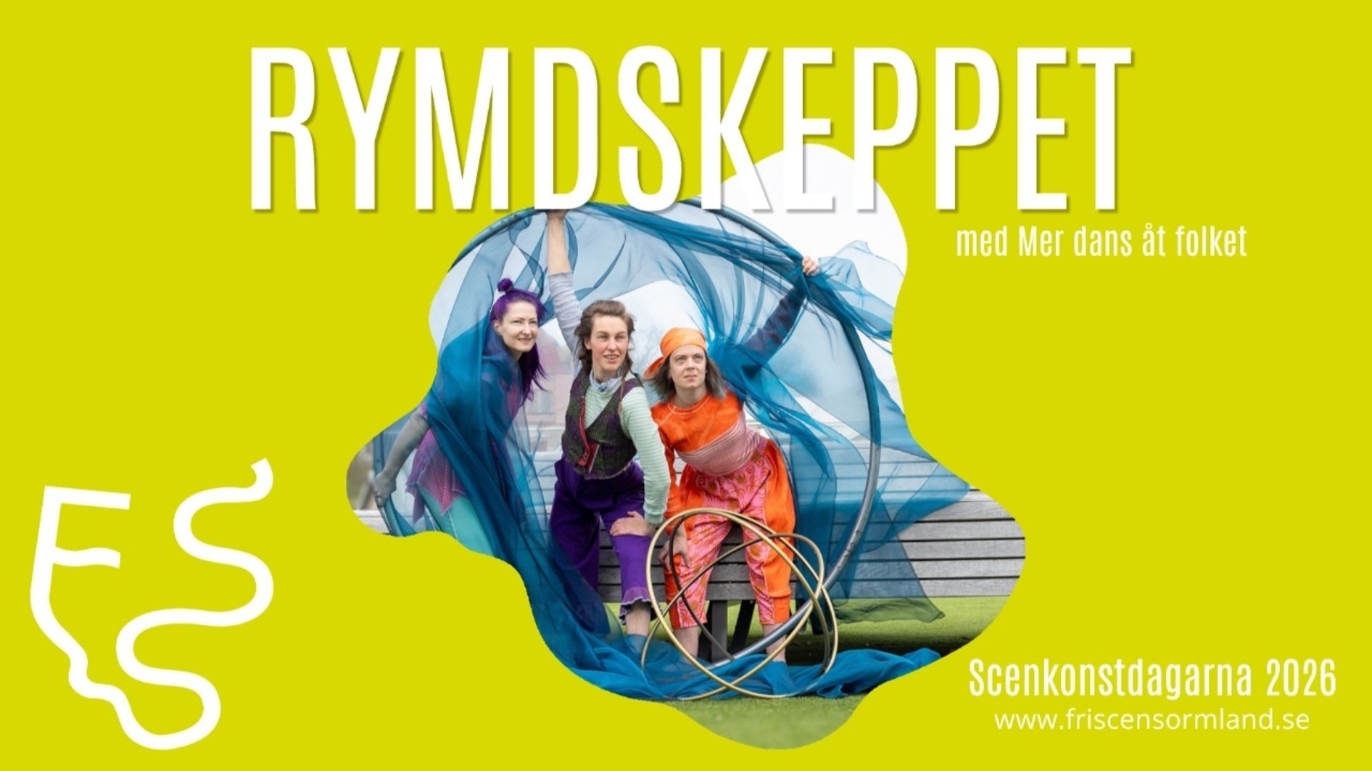 Affisch med gulgrön bakgrund och stor vit rubrik med texten ”RYMDSKEPPET” och undertexten ”med Mer dans åt folket”. I mitten visas tre personer i färgstarka, lekfulla kläder som står utomhus vid en träbänk. De hålls samman under ett stort, skirt blått tyg som sträcks upp och runt dem. Längst ned till höger står texten ”Scenkonstdagarna 2026” och webbadressen ”www.friscensormland.se''